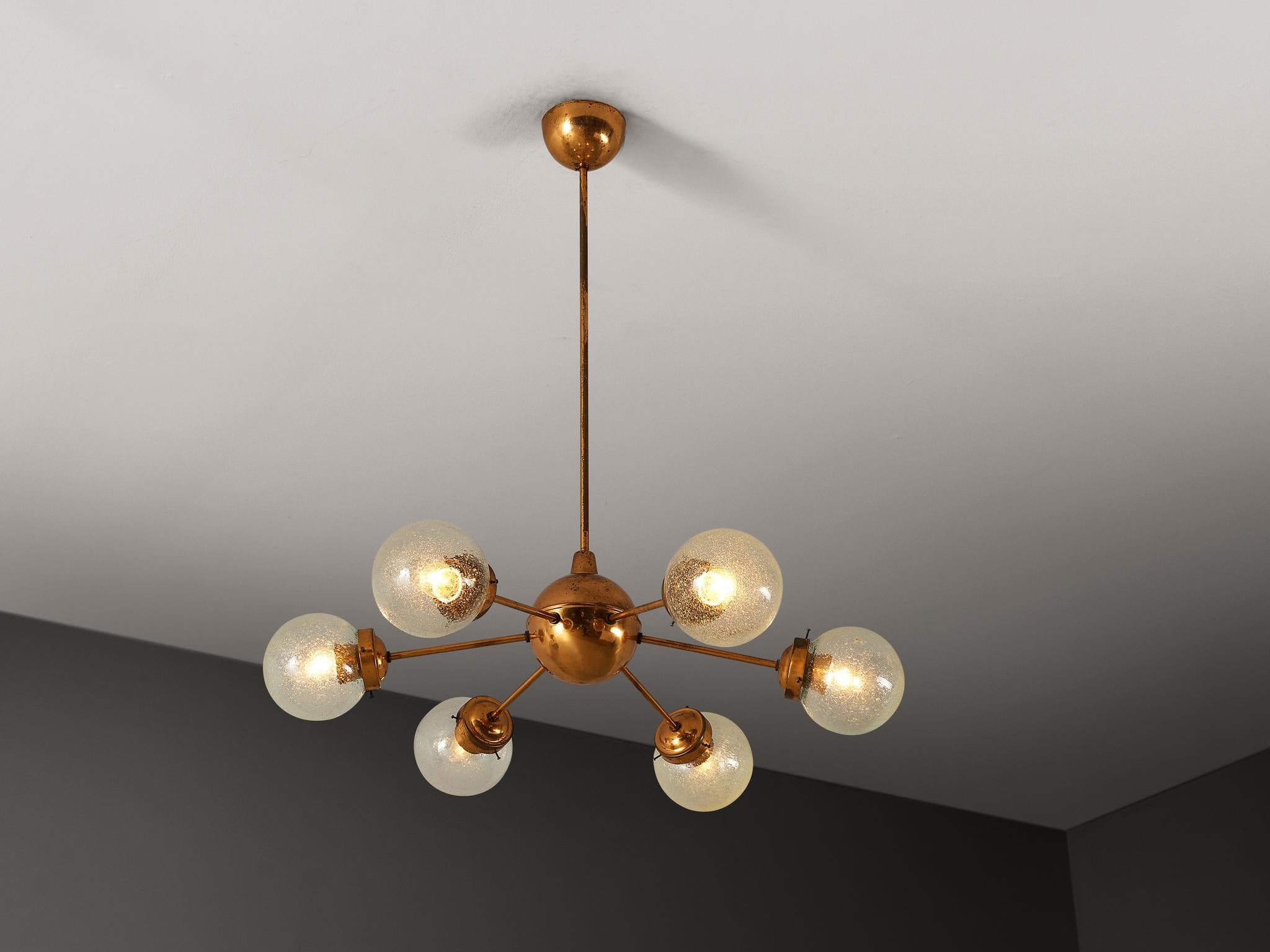 Kronleuchter, geblasenes Glas, Kupfer Europa, 1970er Jahre

Schöner Kronleuchter mit leuchtendem Kupferkörper und mundgeblasenen Glasschirmen. Dieses Sputnik-Design besteht aus sechs Armen, die jeweils ein kugelförmiges Glas enthalten, das durch