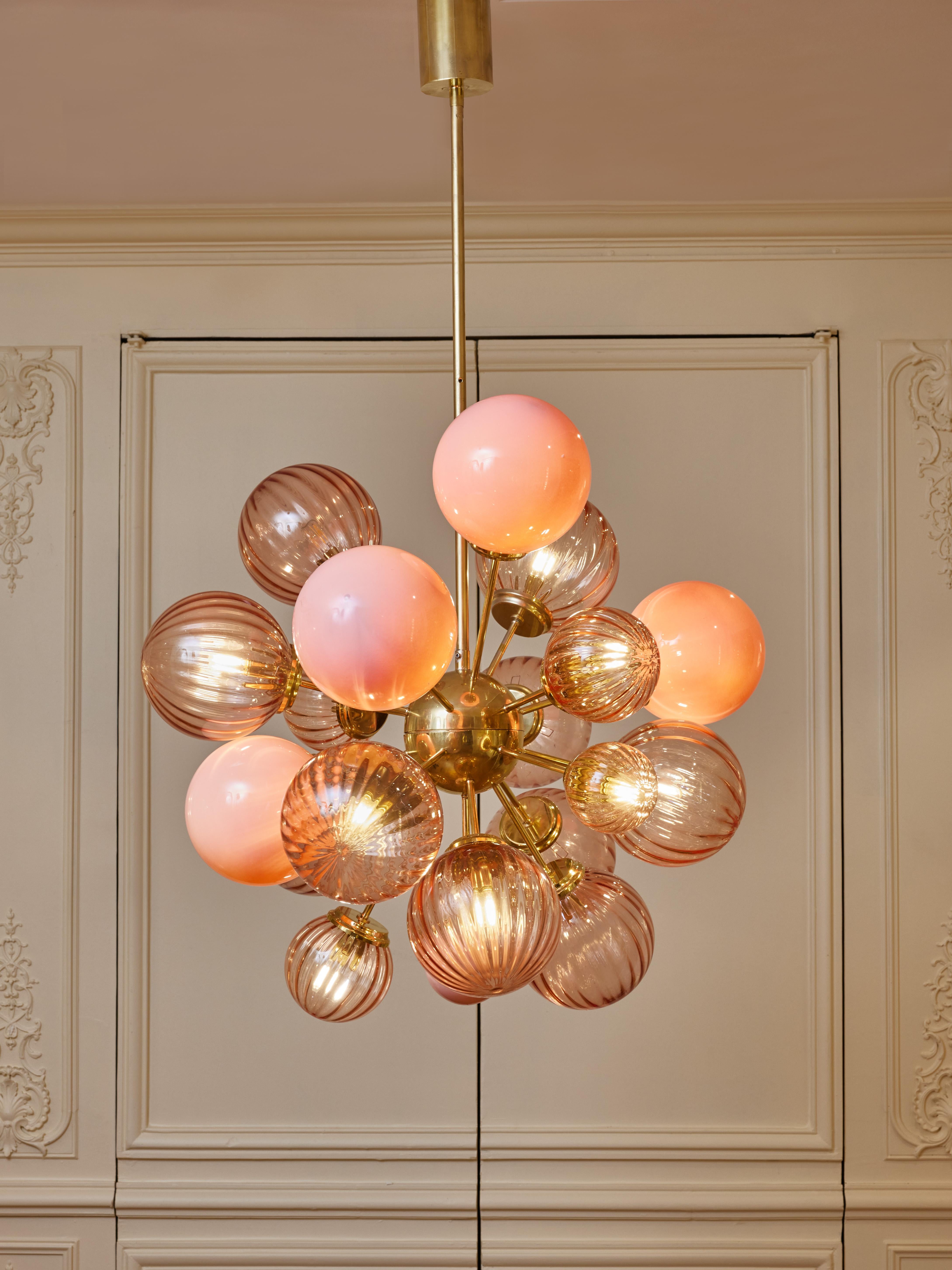 Sputnik chandelier in brass with globes in Murano and opaline glass.
Creation by Studio Glustin.
Italy, 2023.
