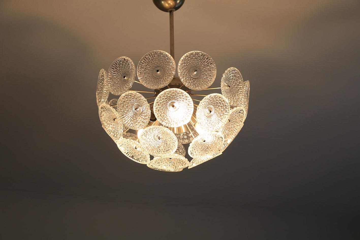Super nice sputnik lamp with 28 glass plates.
In the design of a dandelion.
The discs are made of grinded glass and are located on filigree metal rods.

5 x E14 sockets, metal frame.
For the USA adapters are included.
 
Measures: Height: 60