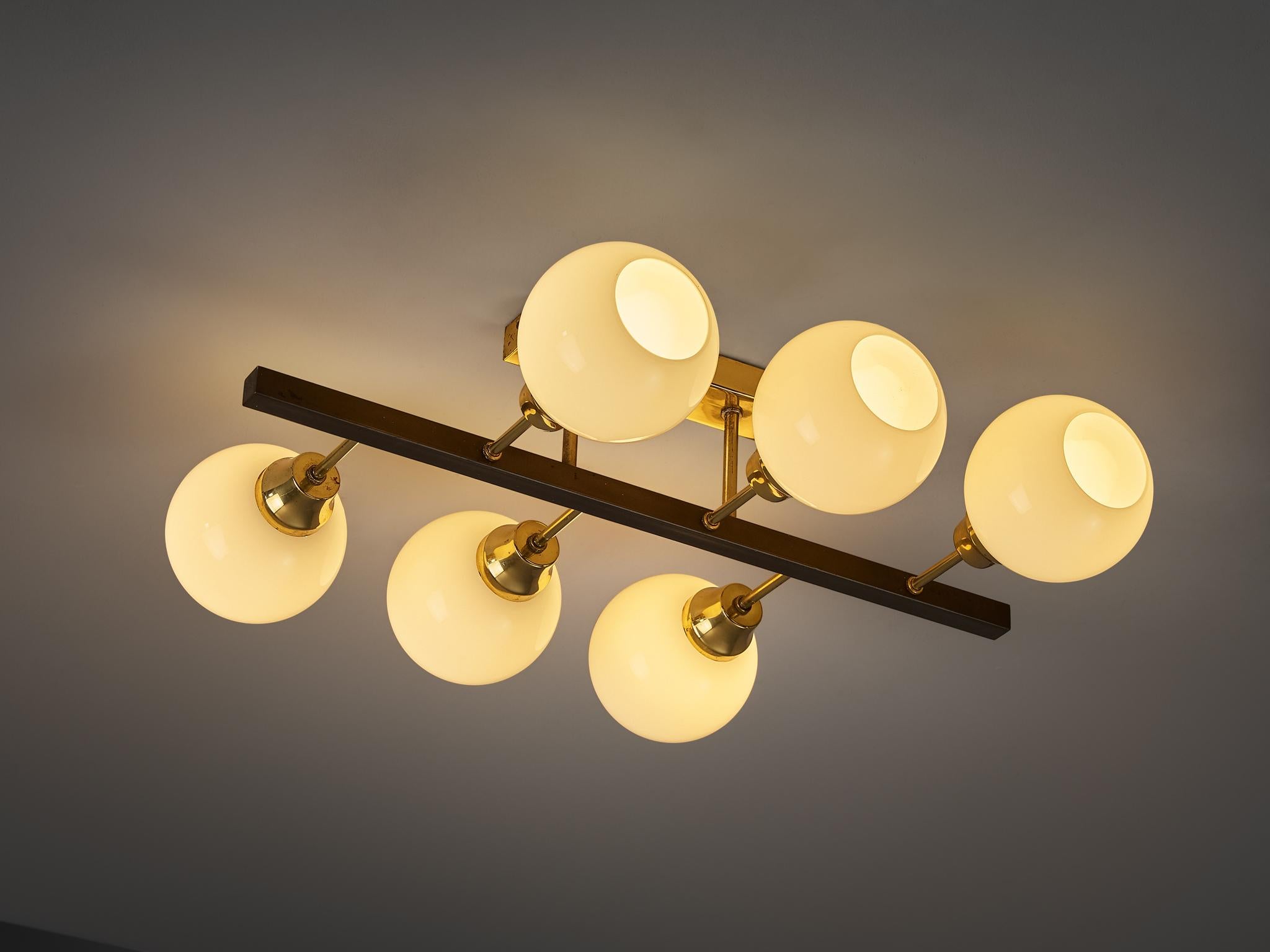 Lustre Sputnik, laiton, verre opalin, Europe, années 1970. 

Ce lustre Sputnik est composé de six globes en verre. Le luminaire présente un design élégant et saisissant avec six bras qui s'étendent gracieusement, chacun orné d'une délicate sphère en