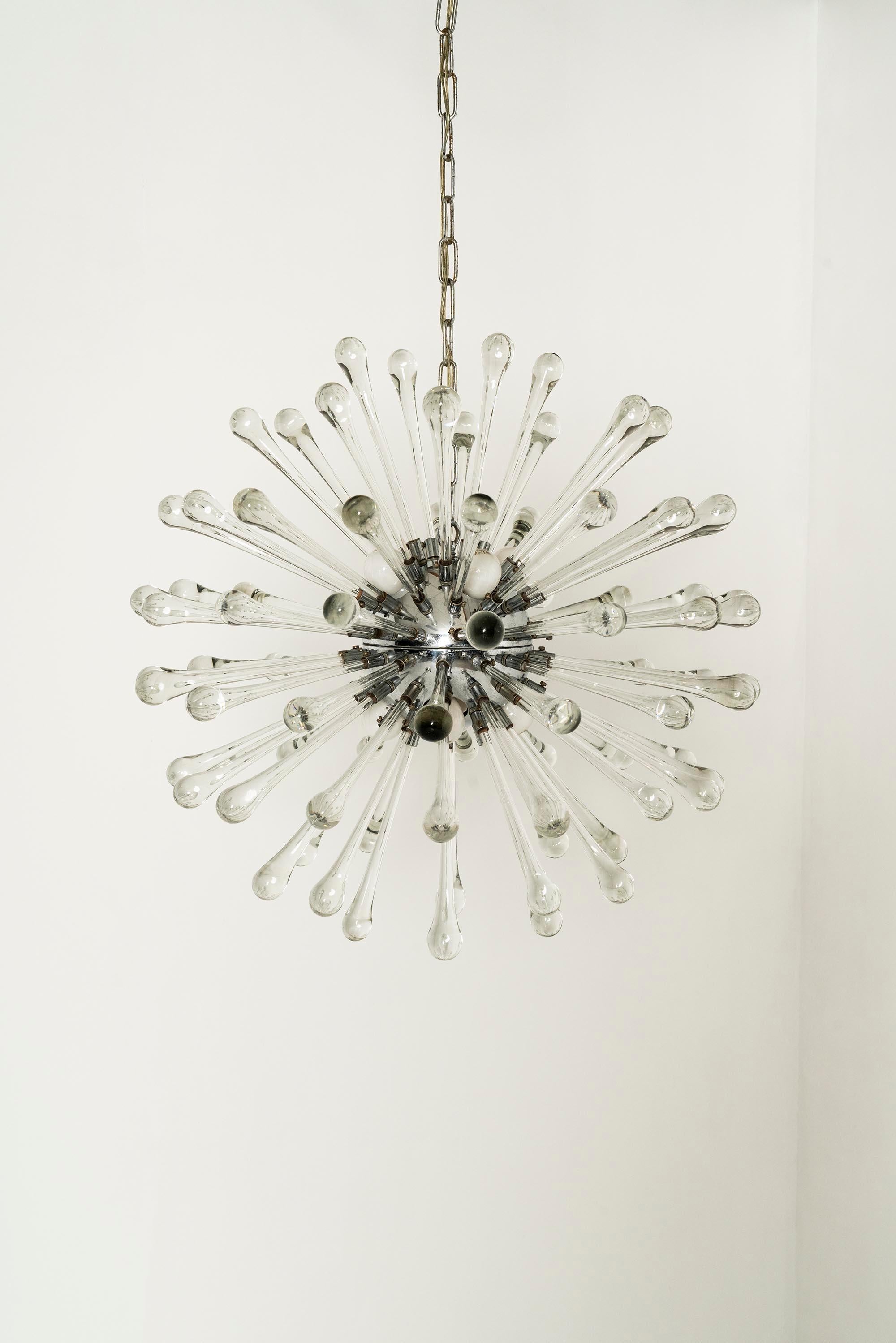 Elegant sputnik chandelier with transparent Murano glass drops attached to a metal sphere from the 1960s. This striking and eye-catching chandelier will most definitely give a chic and elegant touch to your interior. The metal sphere holds up the