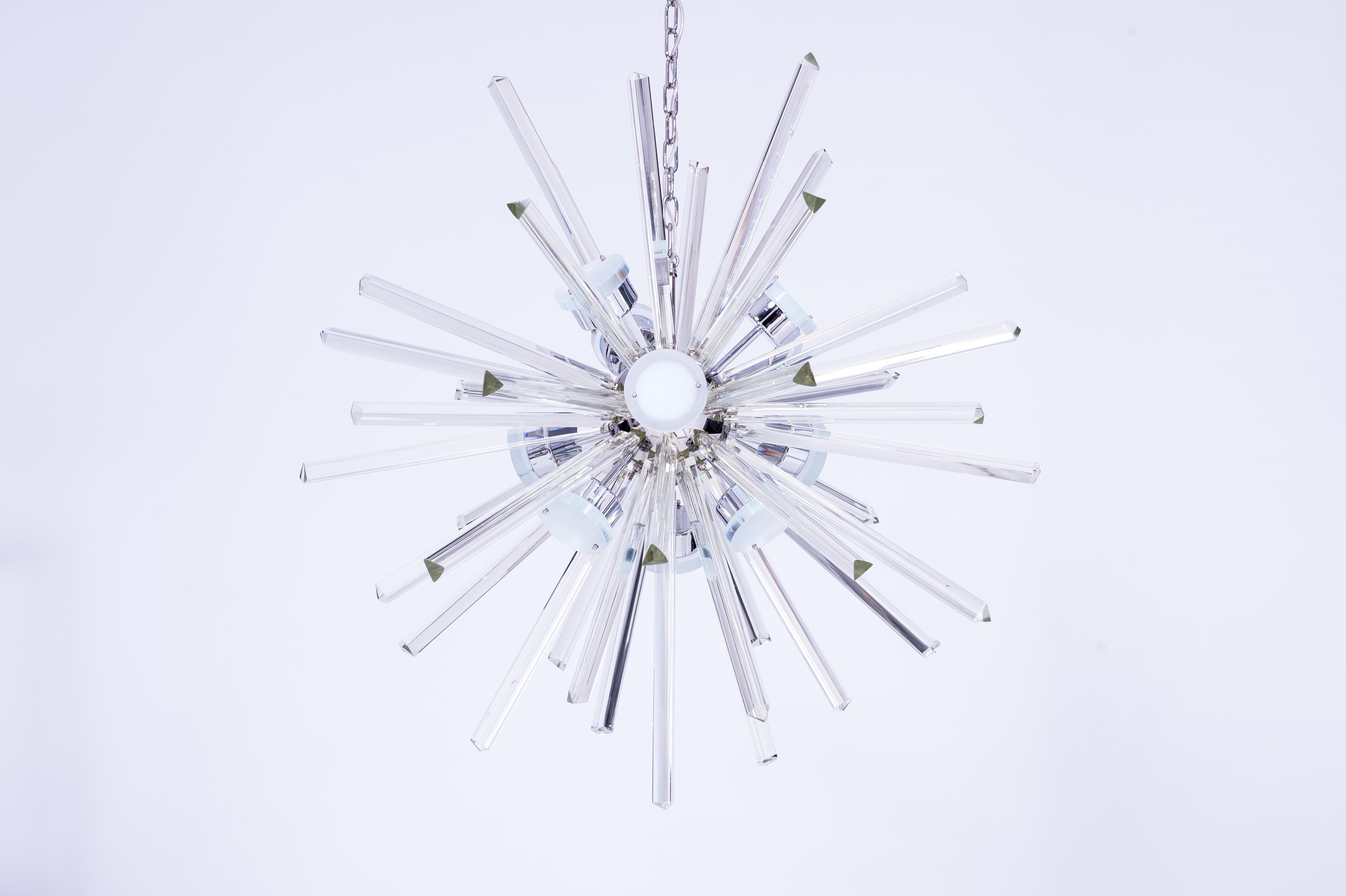 Lustre Spoutnik avec éléments en forme de trièdre en verre de Murano, années 2020, Italie.
Il s'agit d'un chef-d'œuvre exceptionnel de l'art italien. La forme et la perfection des détails sont tout simplement uniques. Ce lustre en verre de Murano