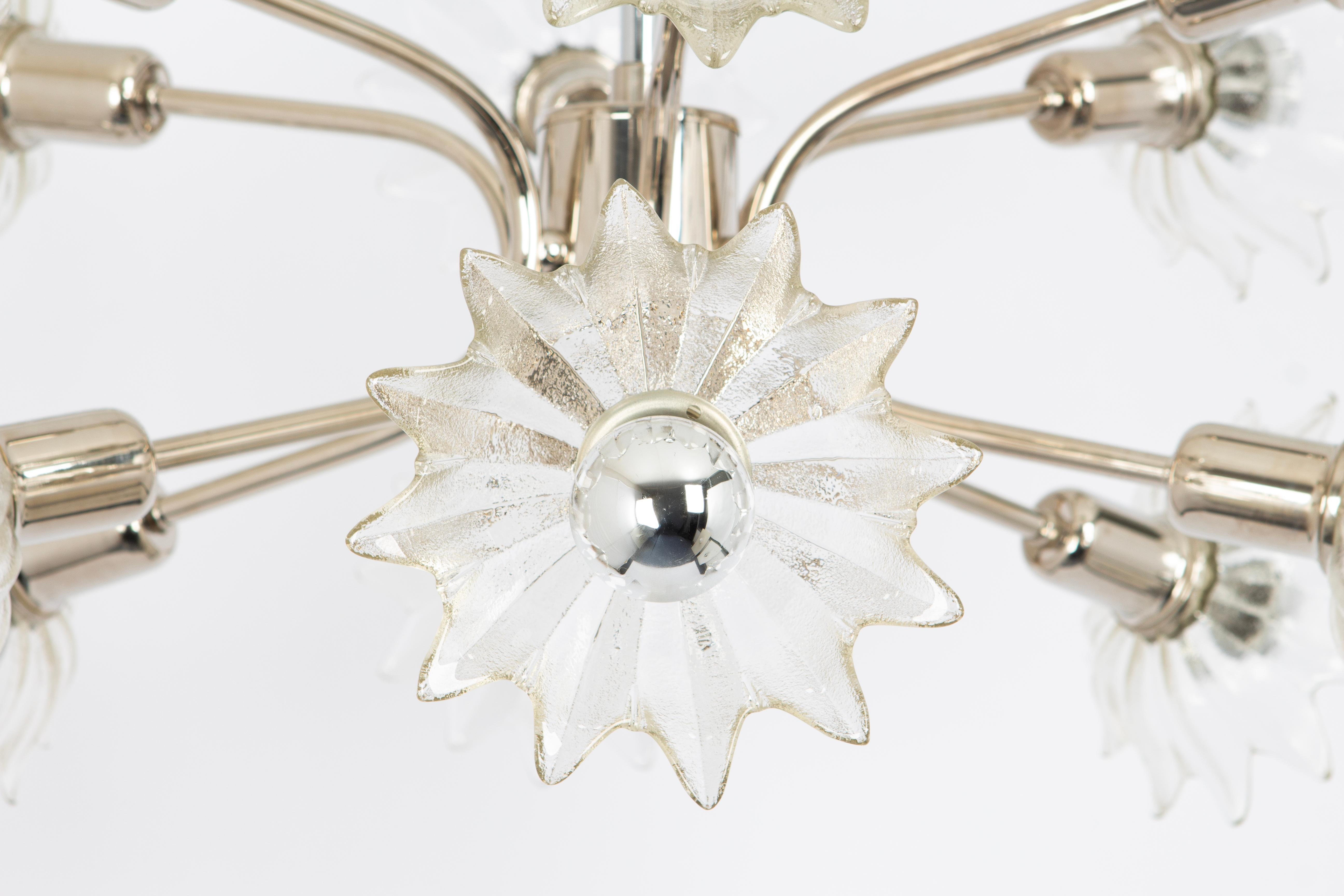 Stupendo lampadario con paralumi in vetro di Murano su una struttura cromata.
Prodotto da Sölken- Meraviglioso effetto luce.
Il meglio degli anni '70 dalla Germania.

Di alta qualità e in ottime condizioni. Pulito, ben cablato e pronto all'uso.