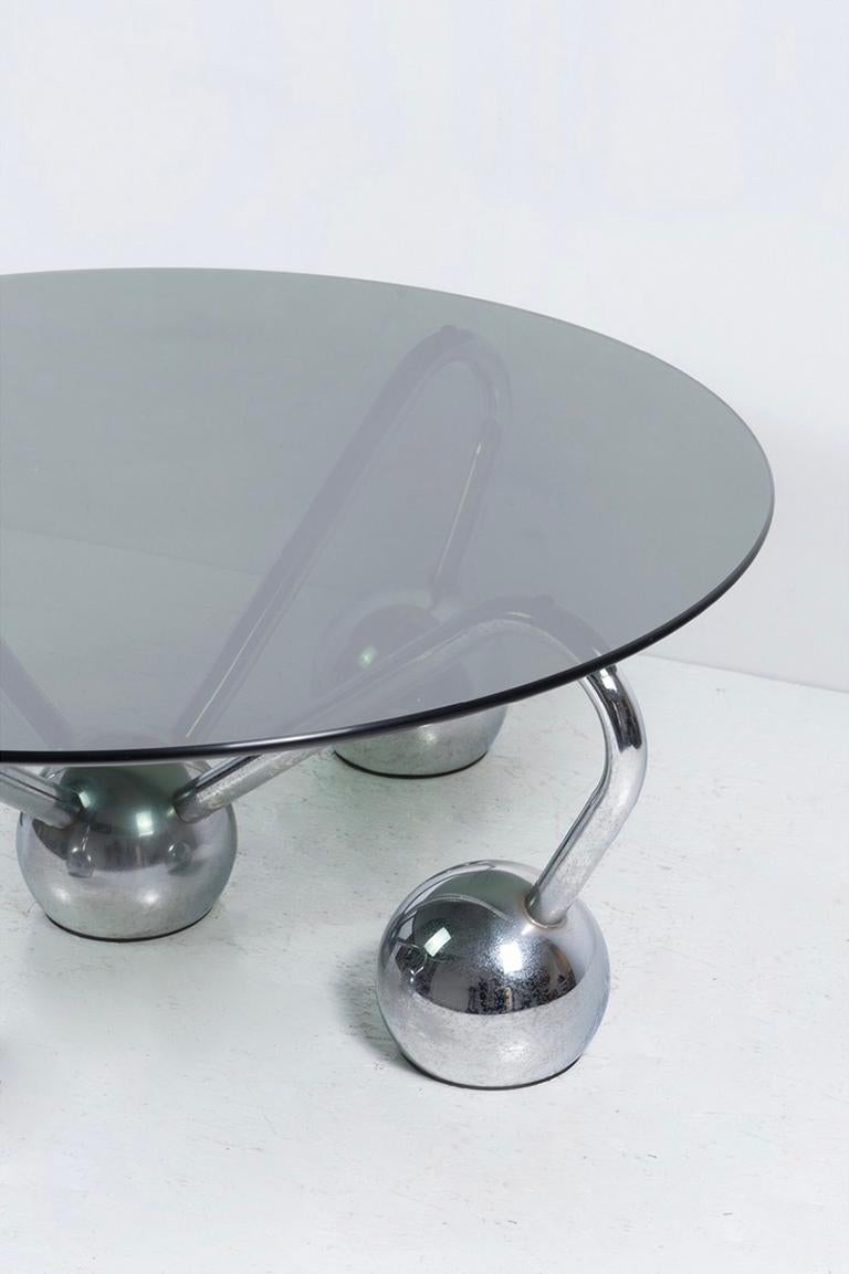 Table basse Space AGE - Table Cocktail Chrome - Table de salon Sputnik

Intrigante, intemporelle et bien conservée table basse en métal chromé avec un plateau en verre fumé. Bien exécutée, elle présente un design inhabituel et attrayant avec quatre
