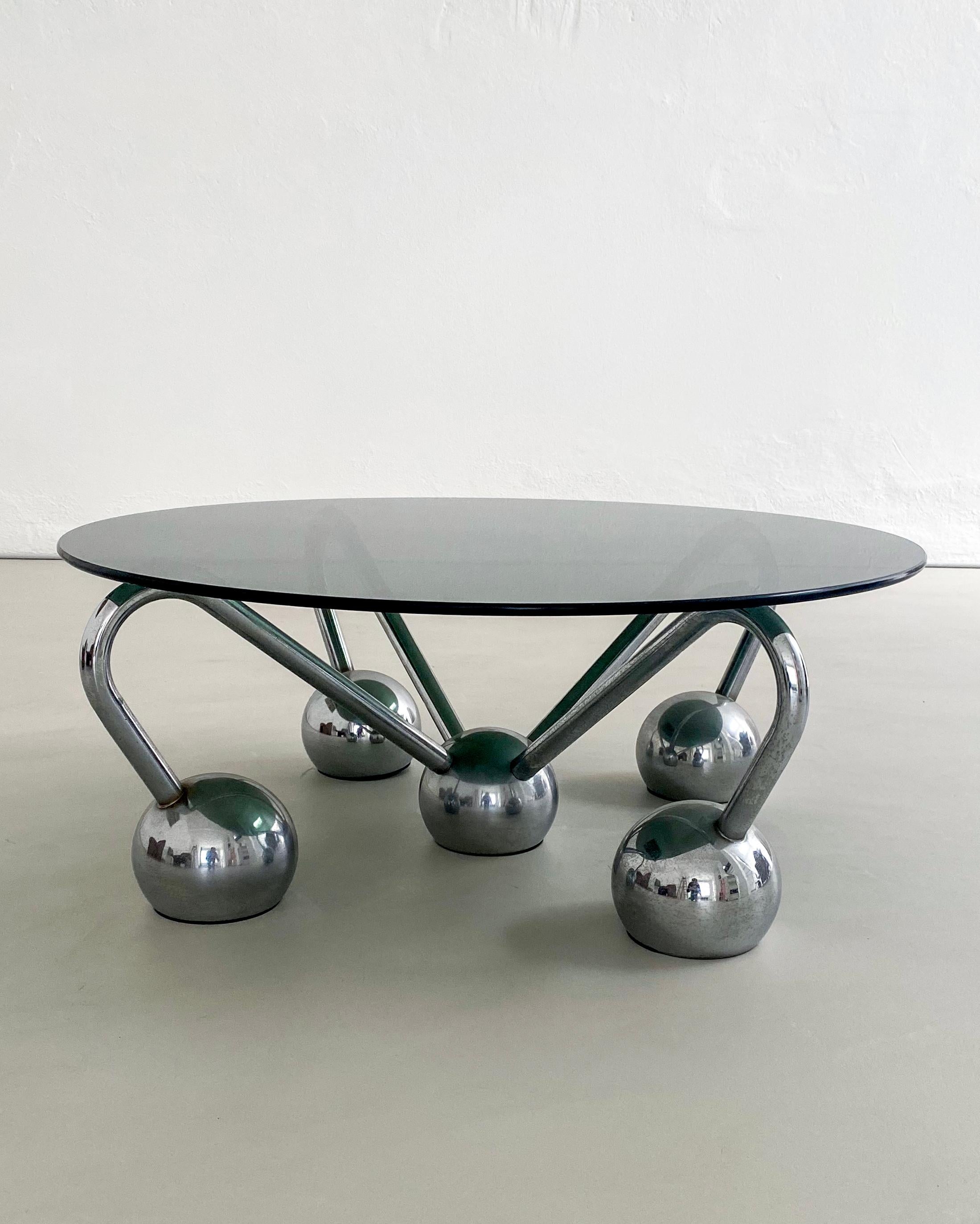 italien Table basse Sputnik en métal chromé et verre fumé en vente