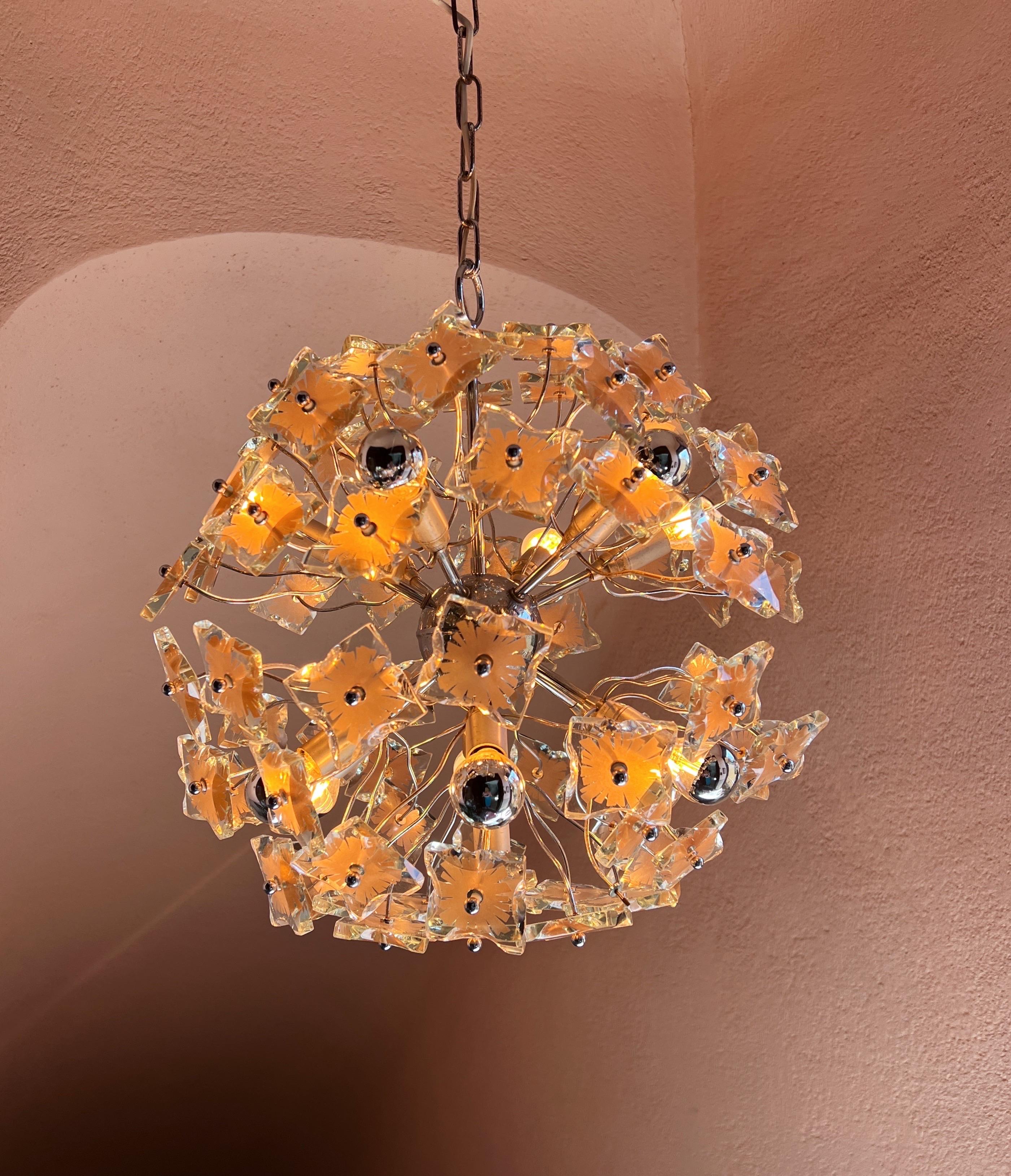 Chandelier designed by Fontana Arte, crafted in the 1960s. This masterpiece of lighting showcases the meticulous craftsmanship that Italy is celebrated for.

Skillfully designed by Fontana Arte, a renowned Italian company founded in Milan in 1932 by