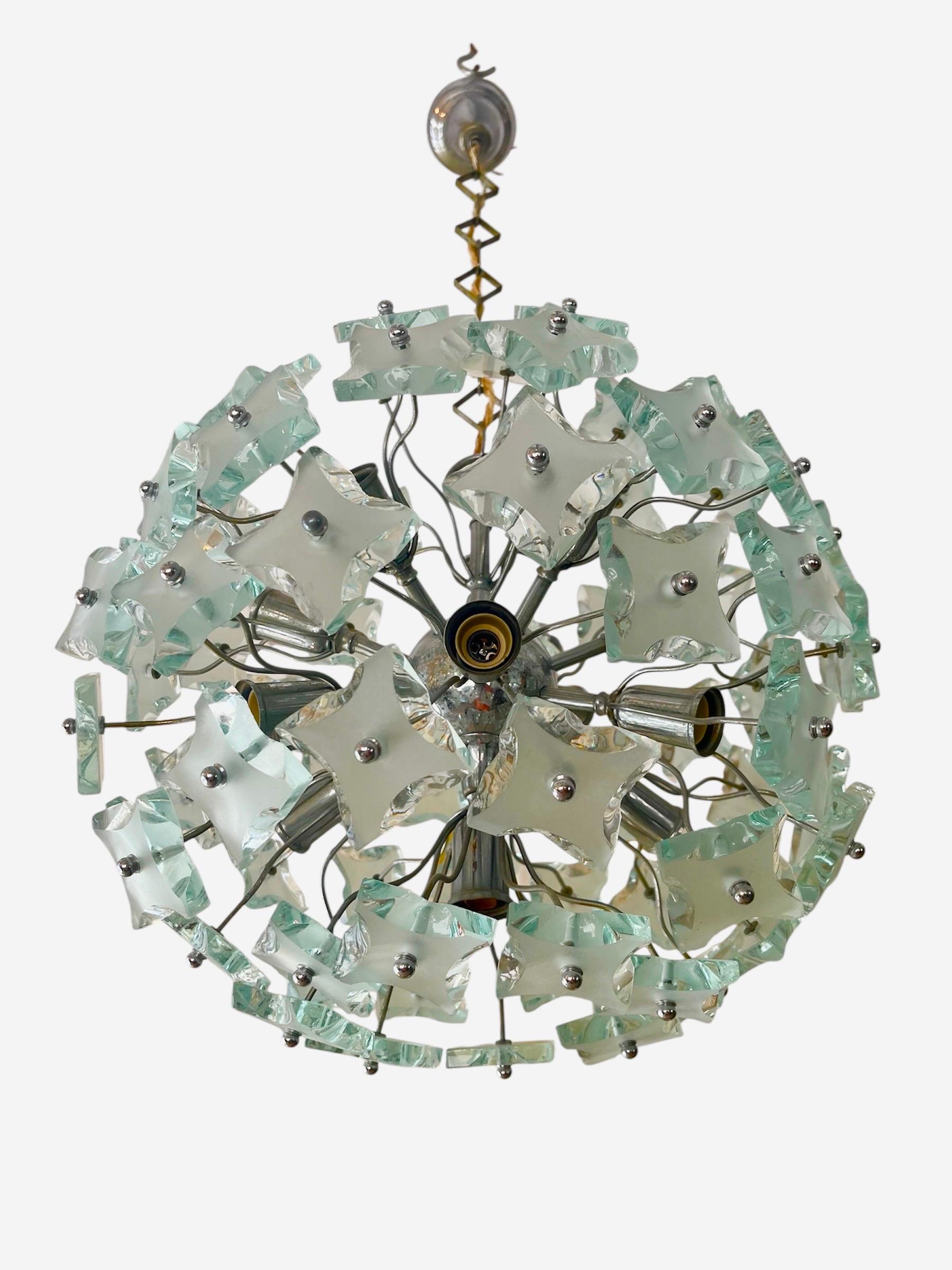 Lampadario con 13 lampadine! Tutto originale con catena 
Estremamente raro, largo 45 cm 

Fontana Arte, azienda italiana di design rinomata per le sue innovative creazioni artistiche e di illuminazione, presenta questo lampadario Sputnik vintage