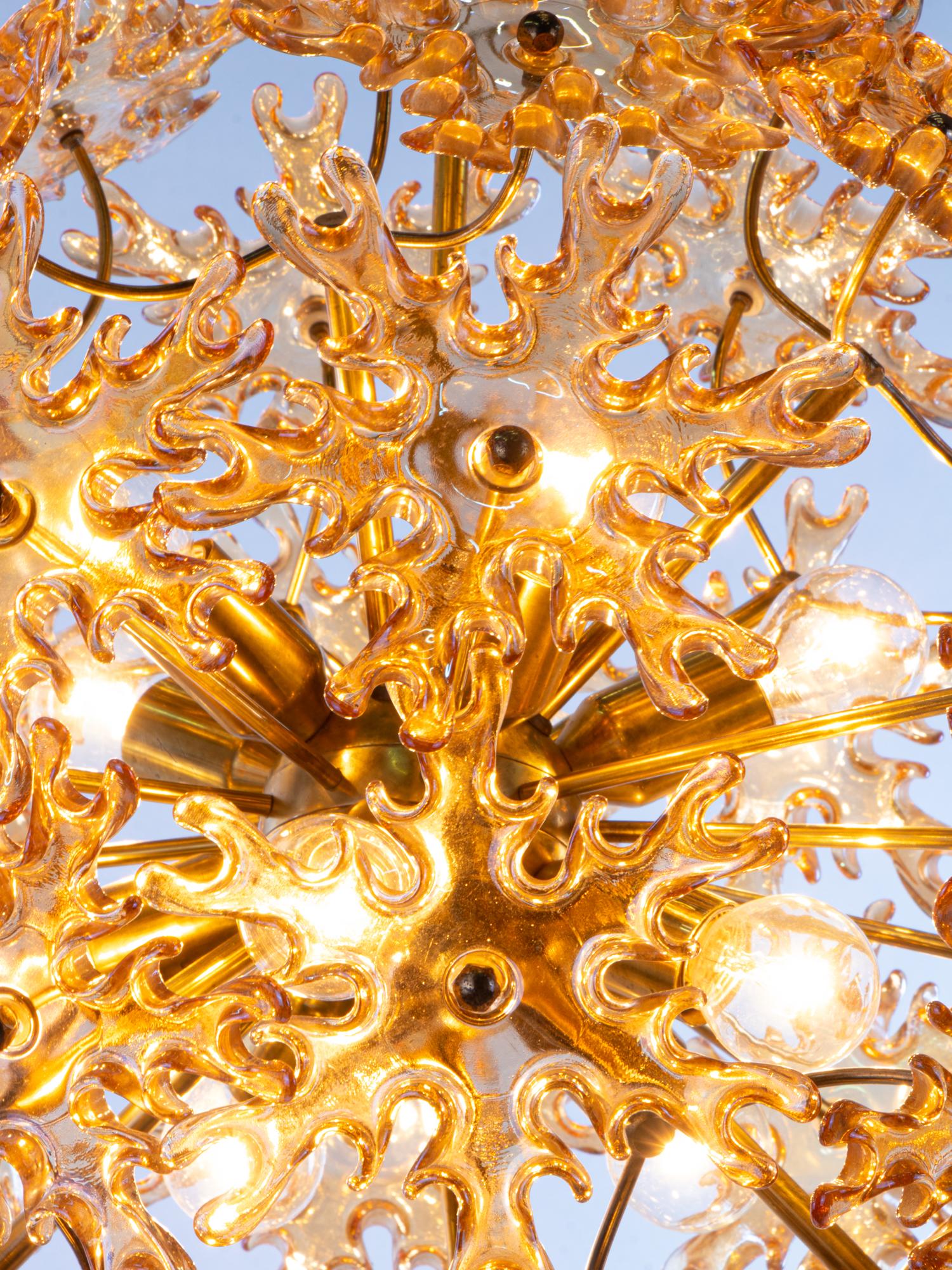 Starburst 22“ Amber Murano Chandelier Iridescent Glass & Brass, SiSche 1960s In Good Condition For Sale In Niederdorfelden, Hessen