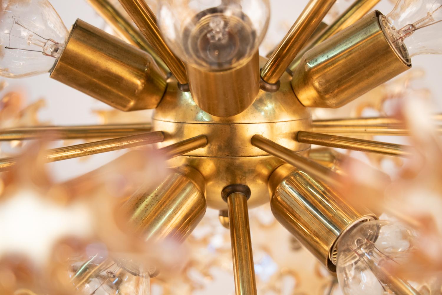 Mid-20th Century Starburst 22“ Amber Murano Chandelier Iridescent Glass & Brass, SiSche 1960s For Sale