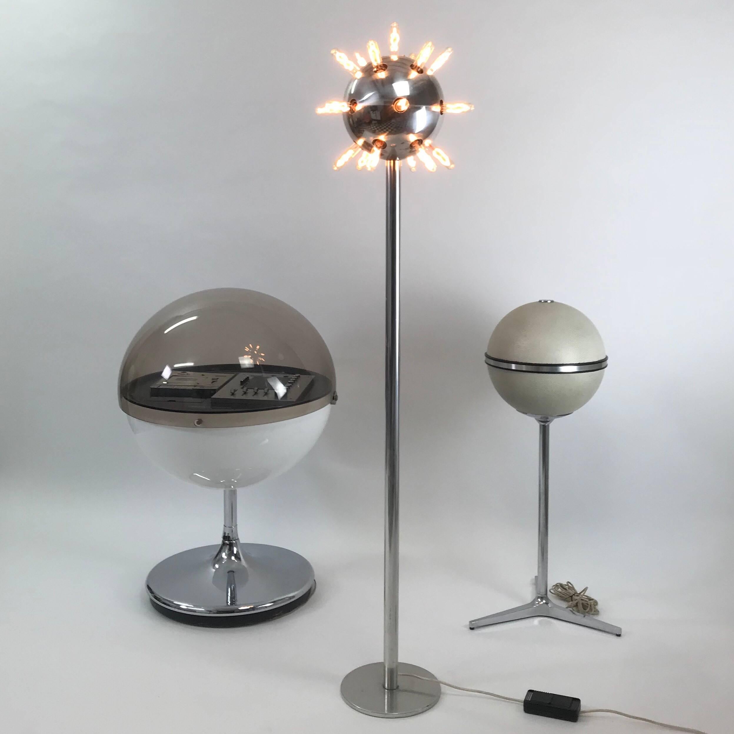 Schöne und seltene verchromte Stehlampe aus den späten 1950er Jahren von Temde (Schweizer / deutscher Hersteller). 

Die Leuchte besteht aus 19 E14/E12-Glühbirnenfassungen, die um den kugelförmigen Leuchtenkopf angeordnet sind.

Guter
