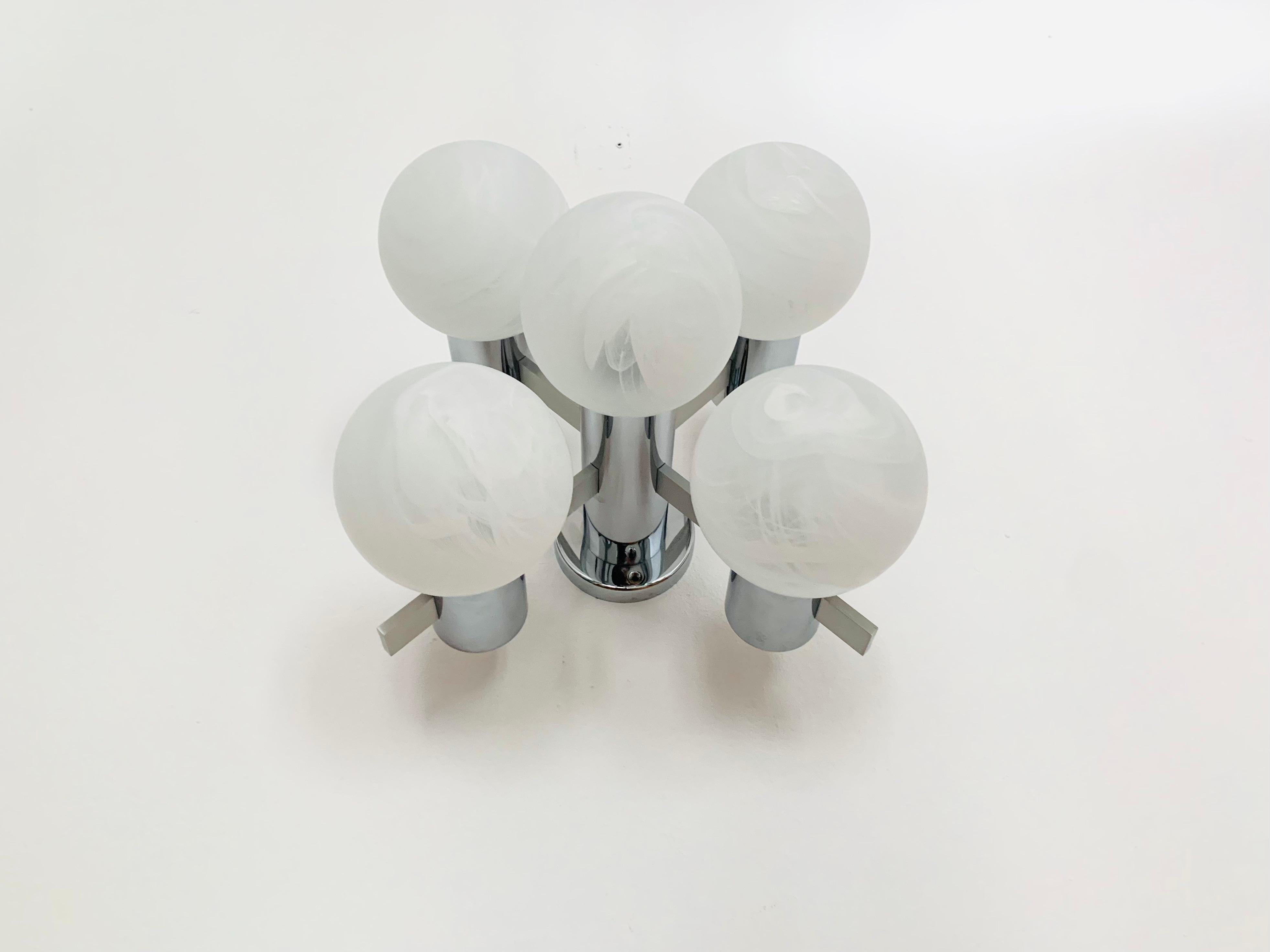 Magnifique plafonnier Sputnik des années 1960.
Très haute qualité de fabrication et design fantastique.
Le verre spécial crée une lumière agréable.
Rare version en argent.

Condit :

Très bon état vintage avec de légers signes d'usure correspondant