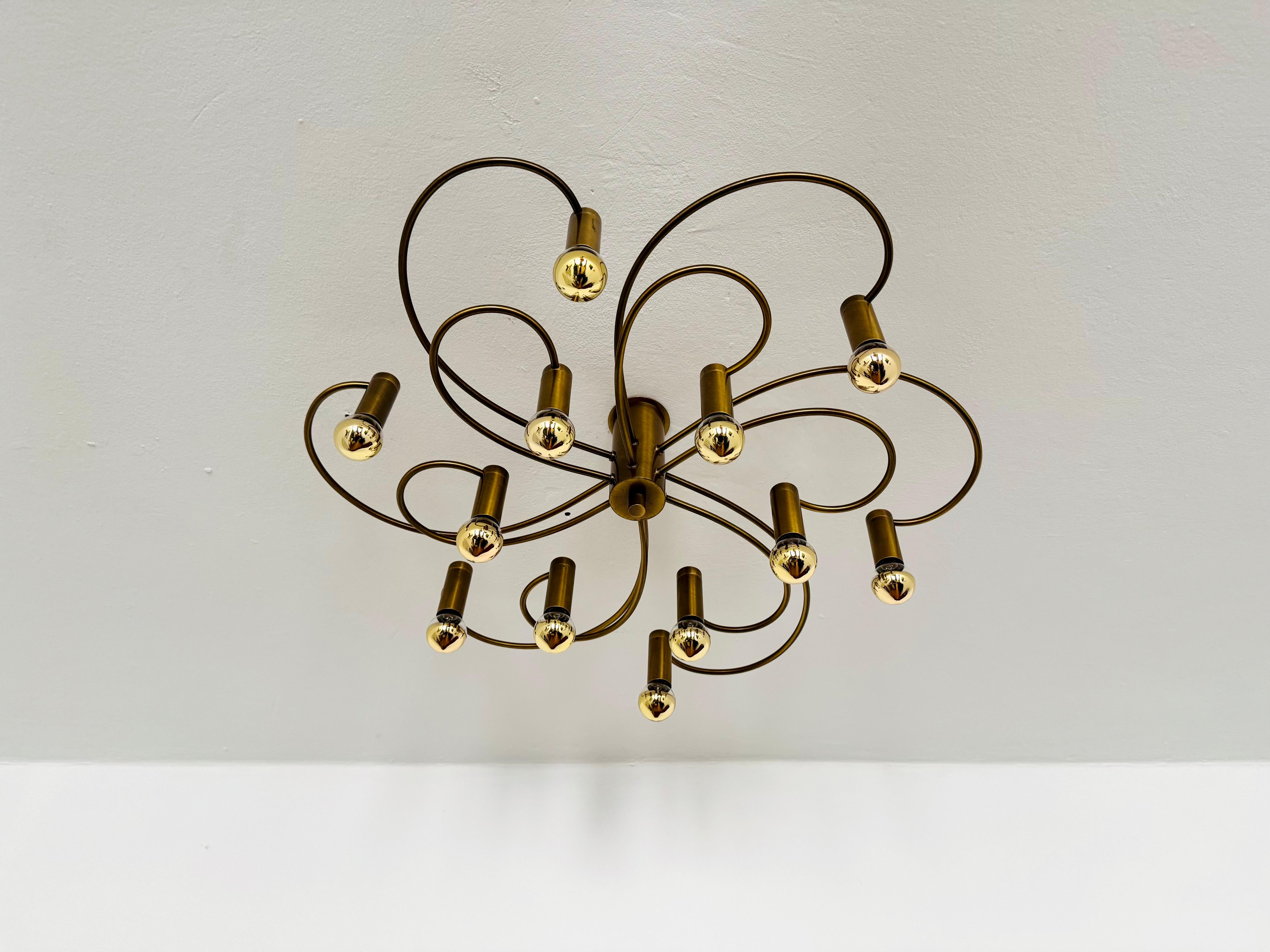 Rarísima y gran lámpara de techo Sputnik de los años 70.
Muy alta calidad y sólida artesanía.
Un activo para cualquier hogar.
El diseño crea un emocionante y ardiente juego de luces.

Fabricante: M Design M

Estado:

Muy buen estado vintage con