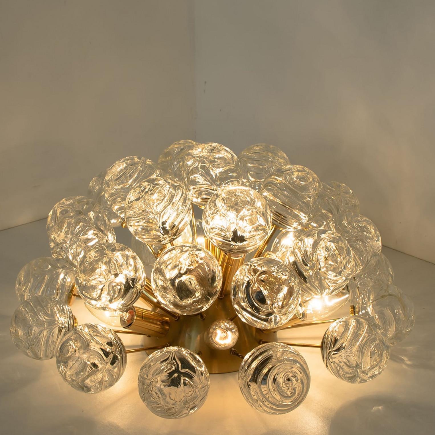 Magnifique encastré Sputnik avec boules de neige en verre conçu par en Allemagne, années 1970. Illumine joliment grâce aux merveilleuses boules de verre.

Le luminaire est en très bon état.

Chaque luminaire nécessite 12 ampoules de petite taille