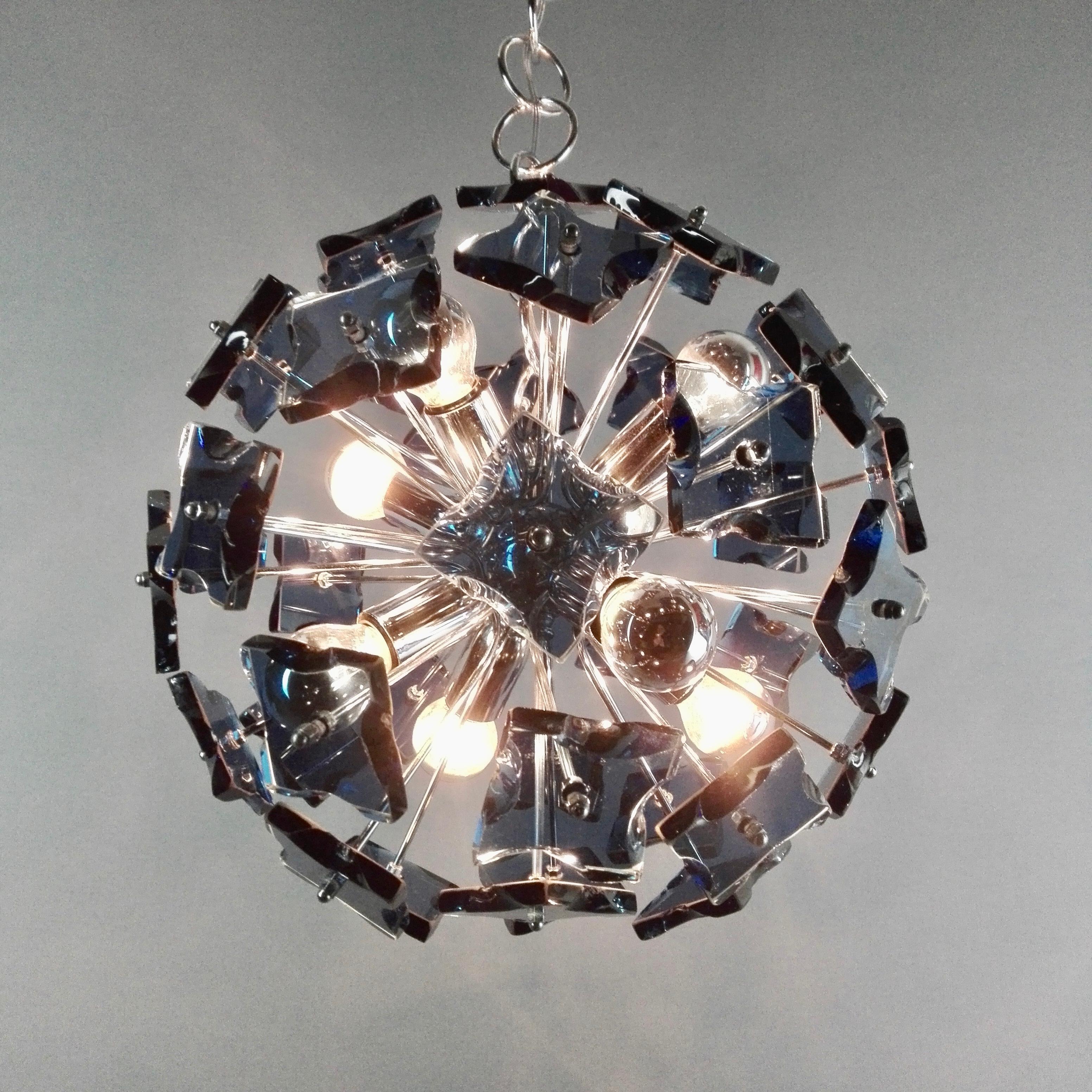 Sputnik Fontana Arte attributed 1960s Italian Eight-Light Cut Glass Chandelier In Good Condition For Sale In Caprino Veronese, VR