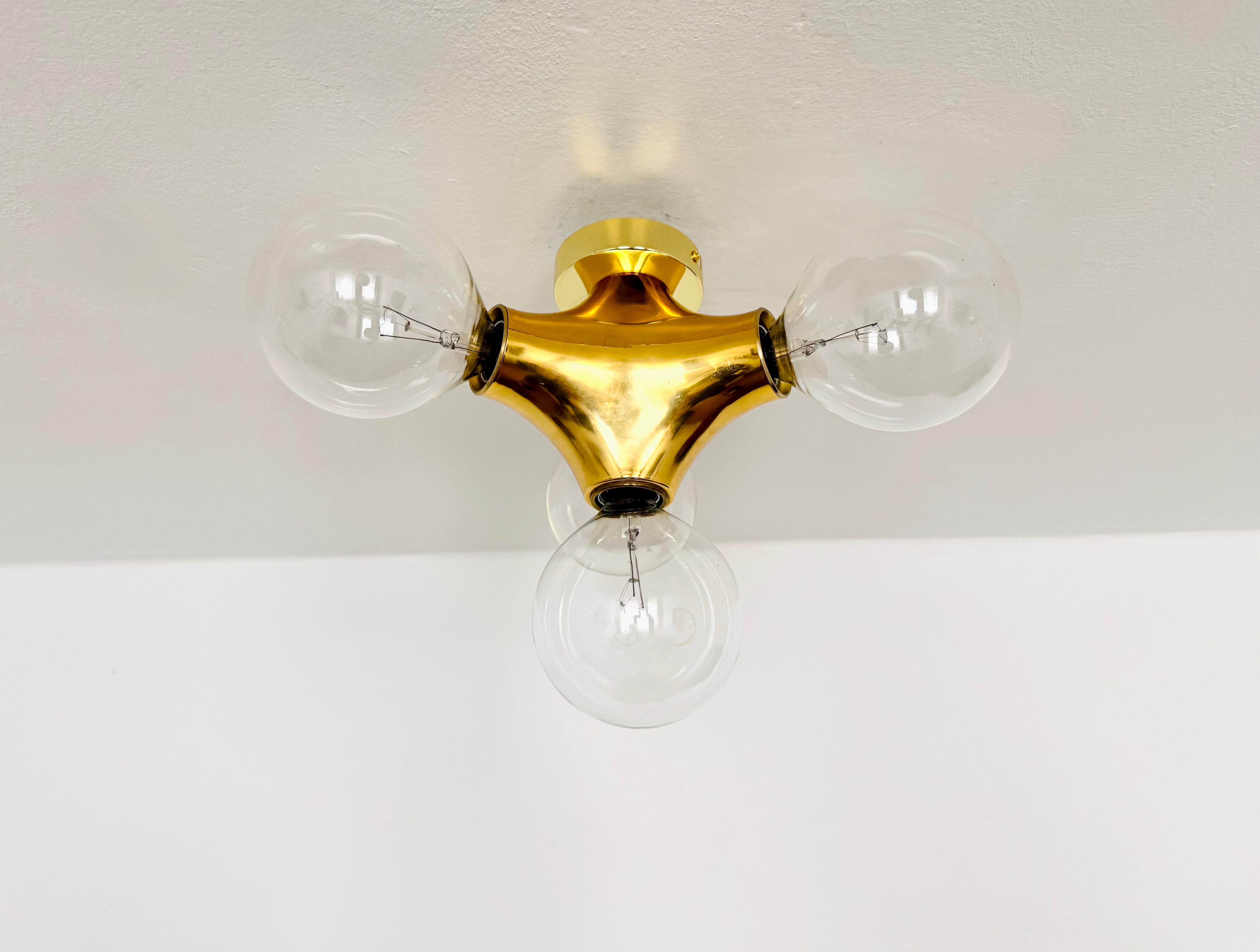 Impresionante lámpara de techo Sputnik de los años 70.
Diseño excepcional y mano de obra de muy alta calidad.
La lámpara es un punto culminante para cualquier habitación.

Fabricante: Gebrüder Cosack
Model No: Géminis

Estado:

Muy buen estado
