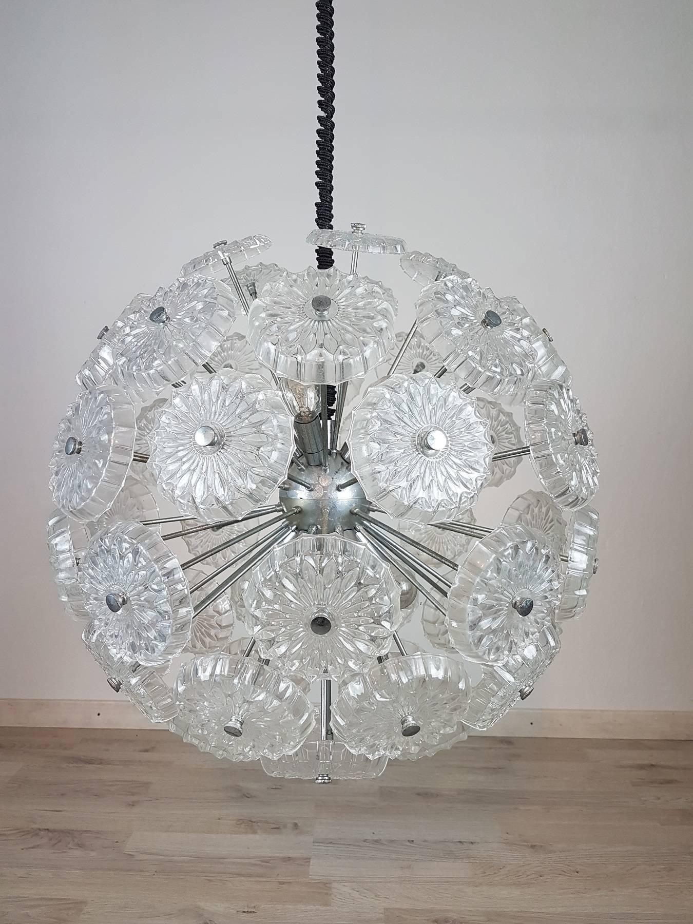 Beautiful and refined Italian chandelier from the circa 1980s in flower glass, chromed interior. Very bright ten interior lights. Used conditions. The height can be adjusted as desired.