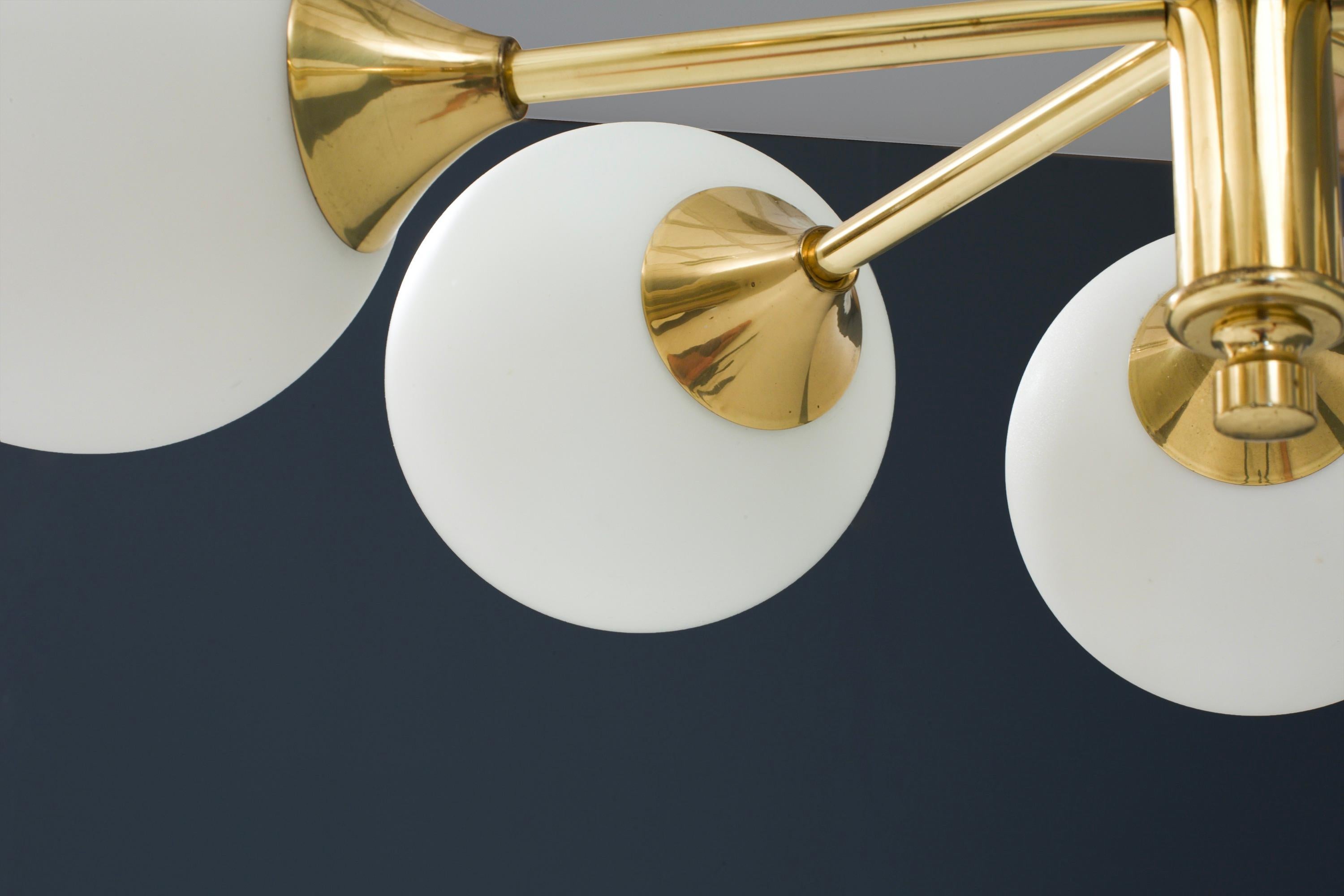 Small but elegant Sputnik in brass and opaline. Perfect for smaller spaces such as bathrooms, kitchens or, but that would almost be too luxurious, toilets....

Pleasant contrast between the crisp white and the aged luxurious brass.