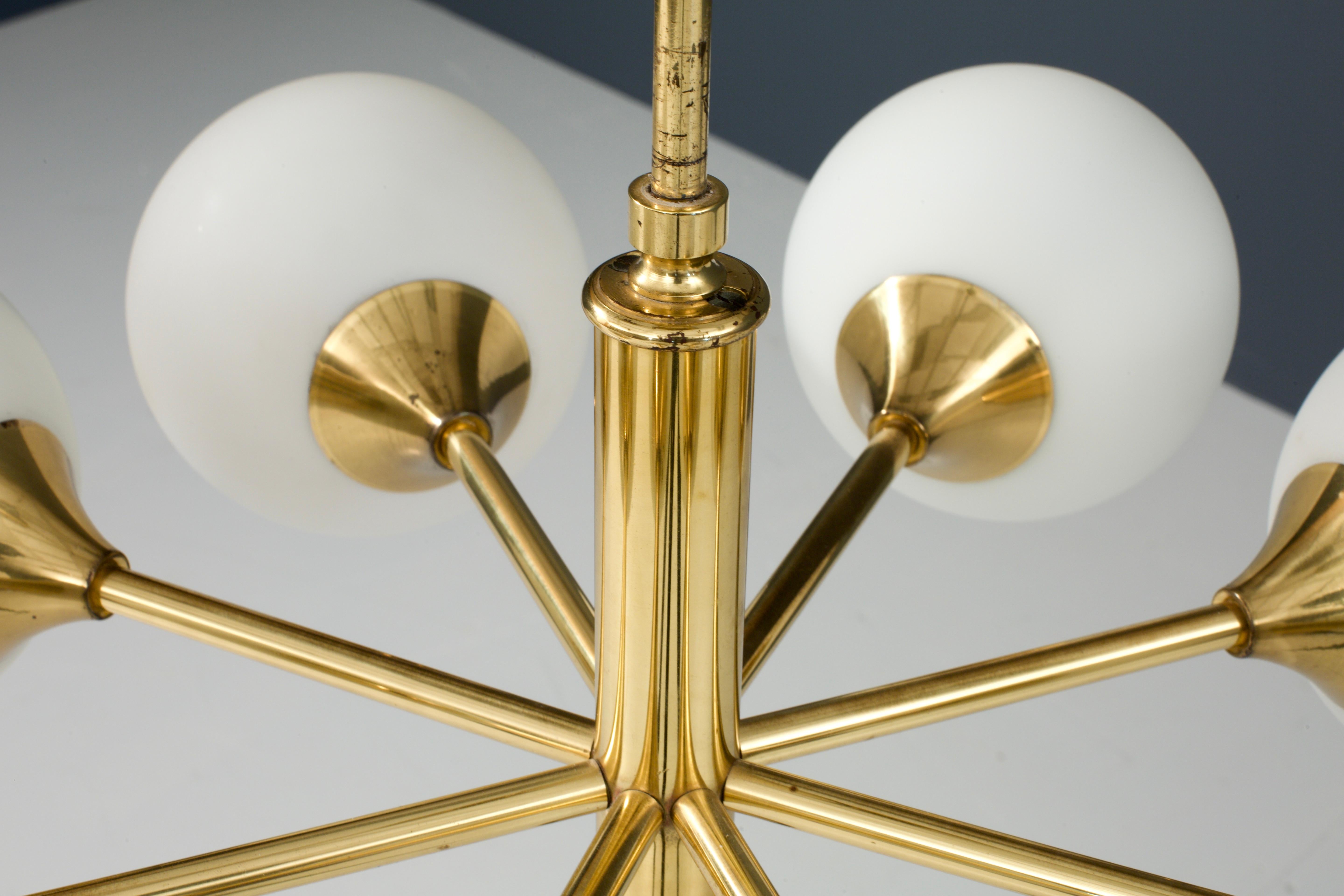 Metà XX secolo Sputnik in ottone e 8 lampadine opaline, Europa orientale, anni '60 in vendita