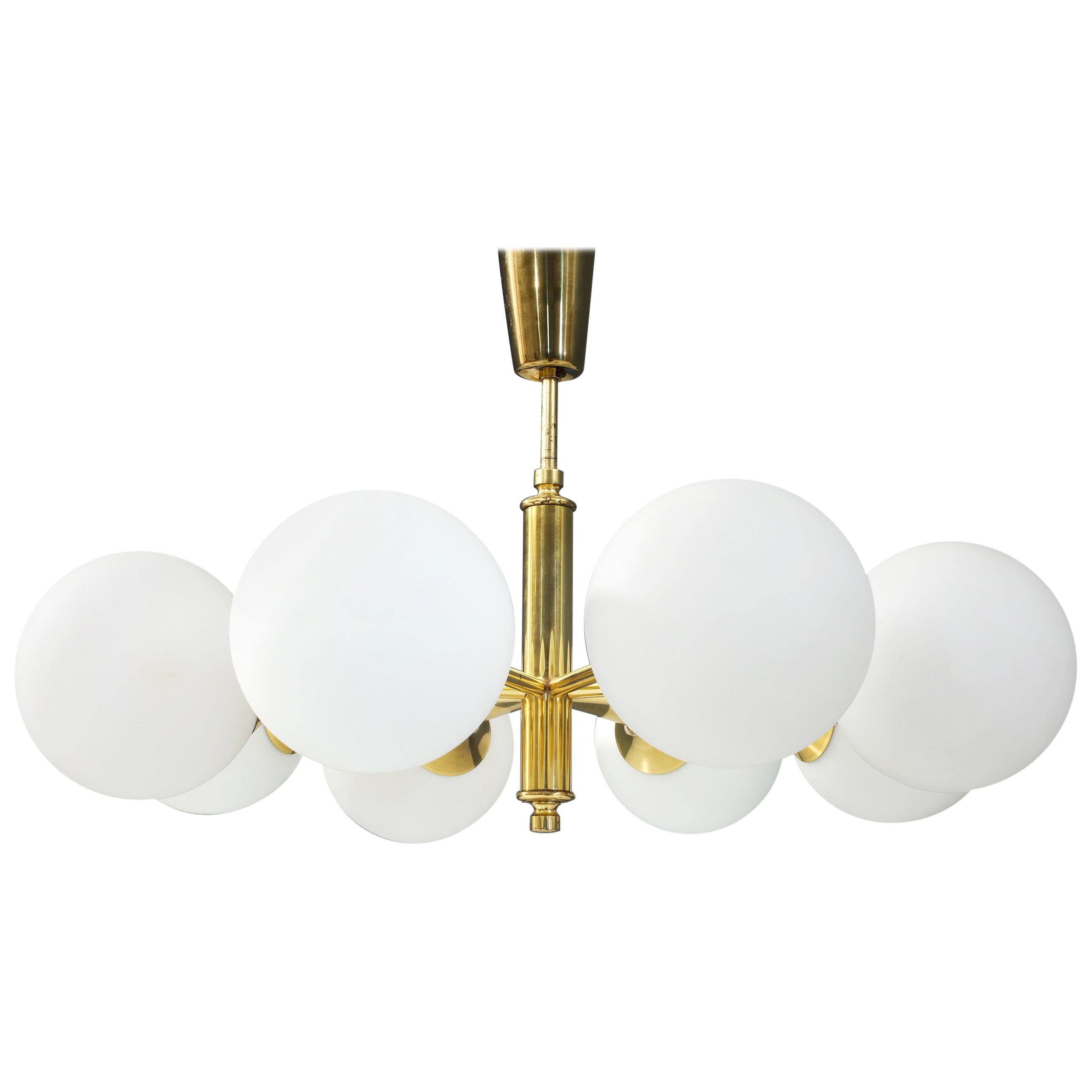 Sputnik in ottone e 8 lampadine opaline, Europa orientale, anni '60 in vendita