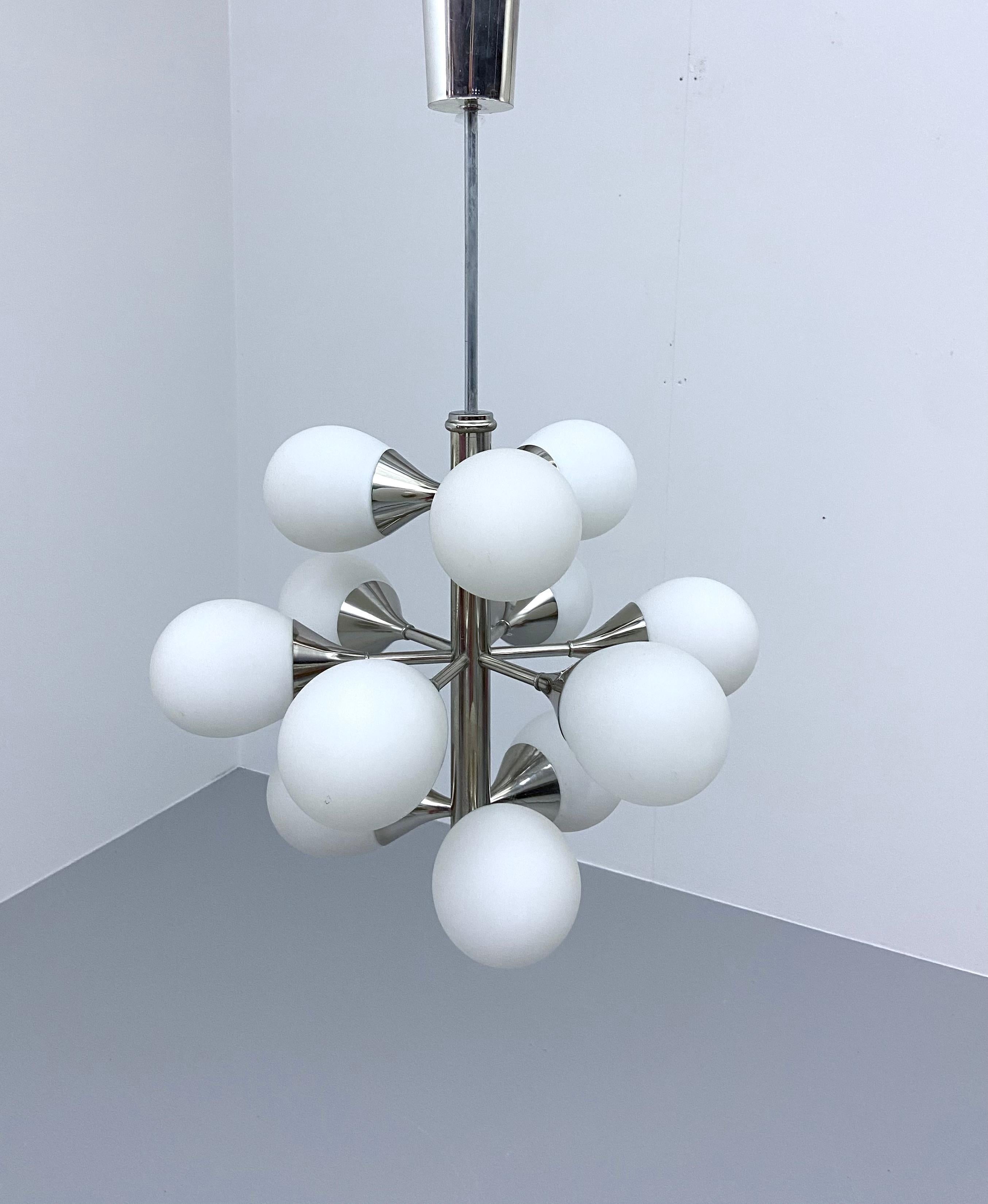 Compact atomic sputnik with 12 teardrop shaped opaline bulbs.

Nice crisp and clean appearance when switched off but warm and vibrant when switched on. Spreading a lot of light and love.

The teardrops are what makes this famous Kaiser Leuchten