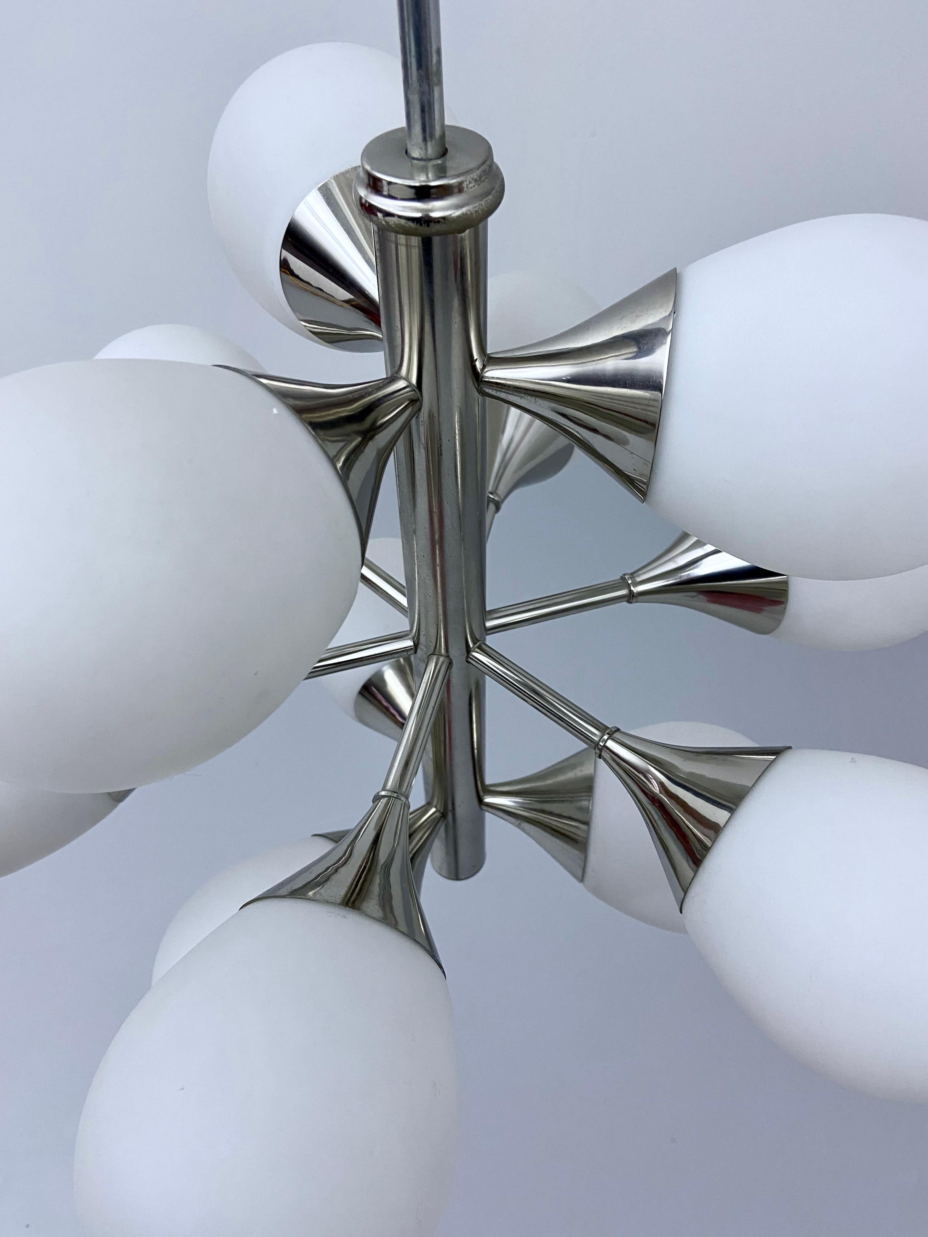 Mid-Century moderno Sputnik in metallo e 12 gocce opaline bianche di Kaiser Leuchten, anni '60 in vendita