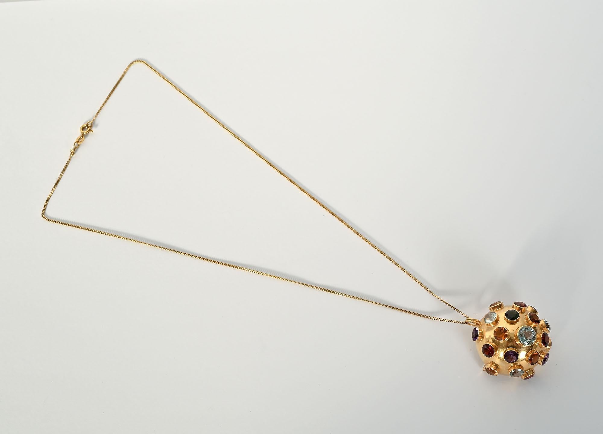 Sputnik fue el nombre dado a  el diseño de semicírculos abovedados de oro con incrustaciones de piedras preciosas. Este estilo fue especialmente popular en la década de 1950. Este fino ejemplar es especialmente deseable, ya que es a la vez un broche
