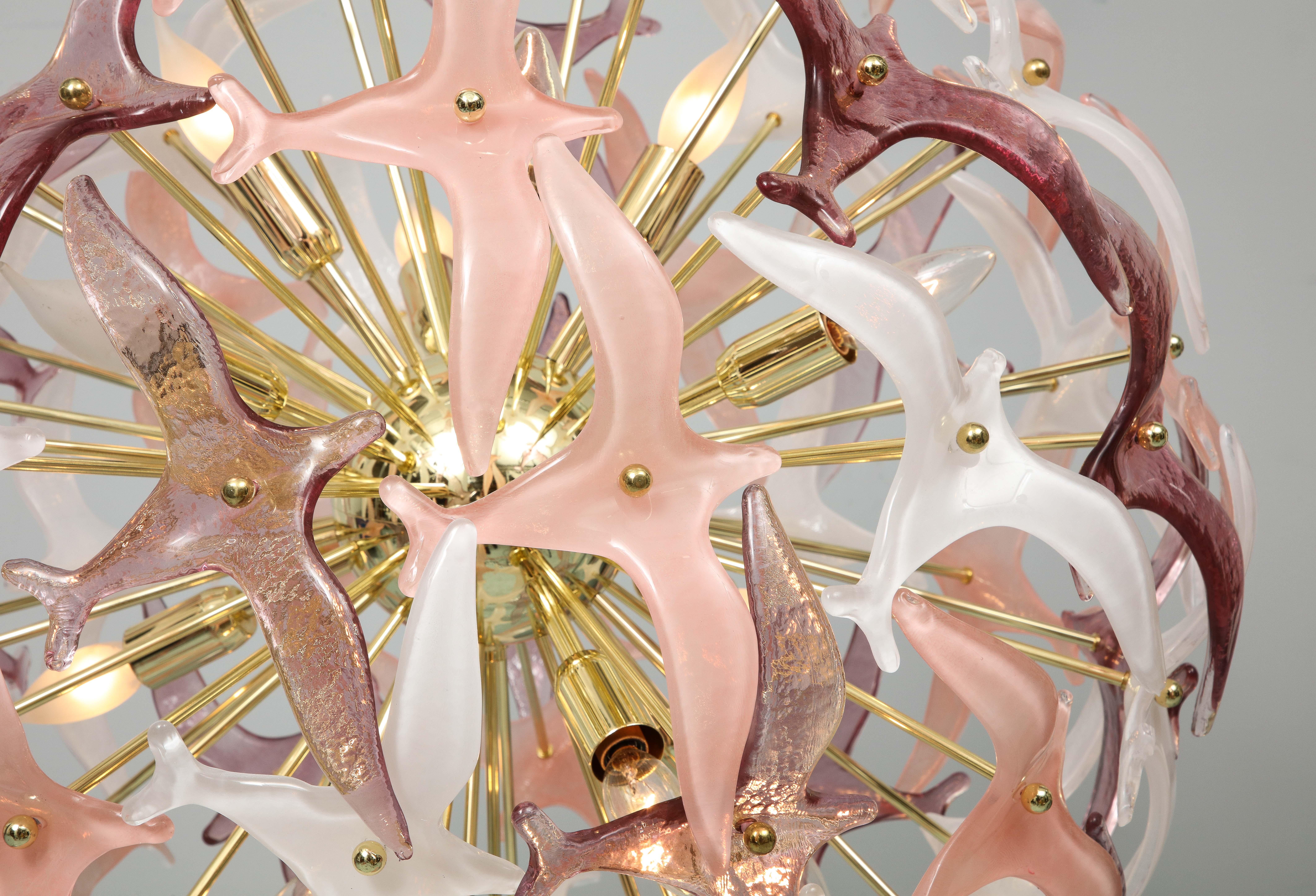 Questo lampadario ha vetri di Murano soffiati a mano in due tonalità di rosa. L'altezza di 40 pollici include il palo che può essere accorciato. 
La struttura del lampadario è in ottone. È stato cablato in America 