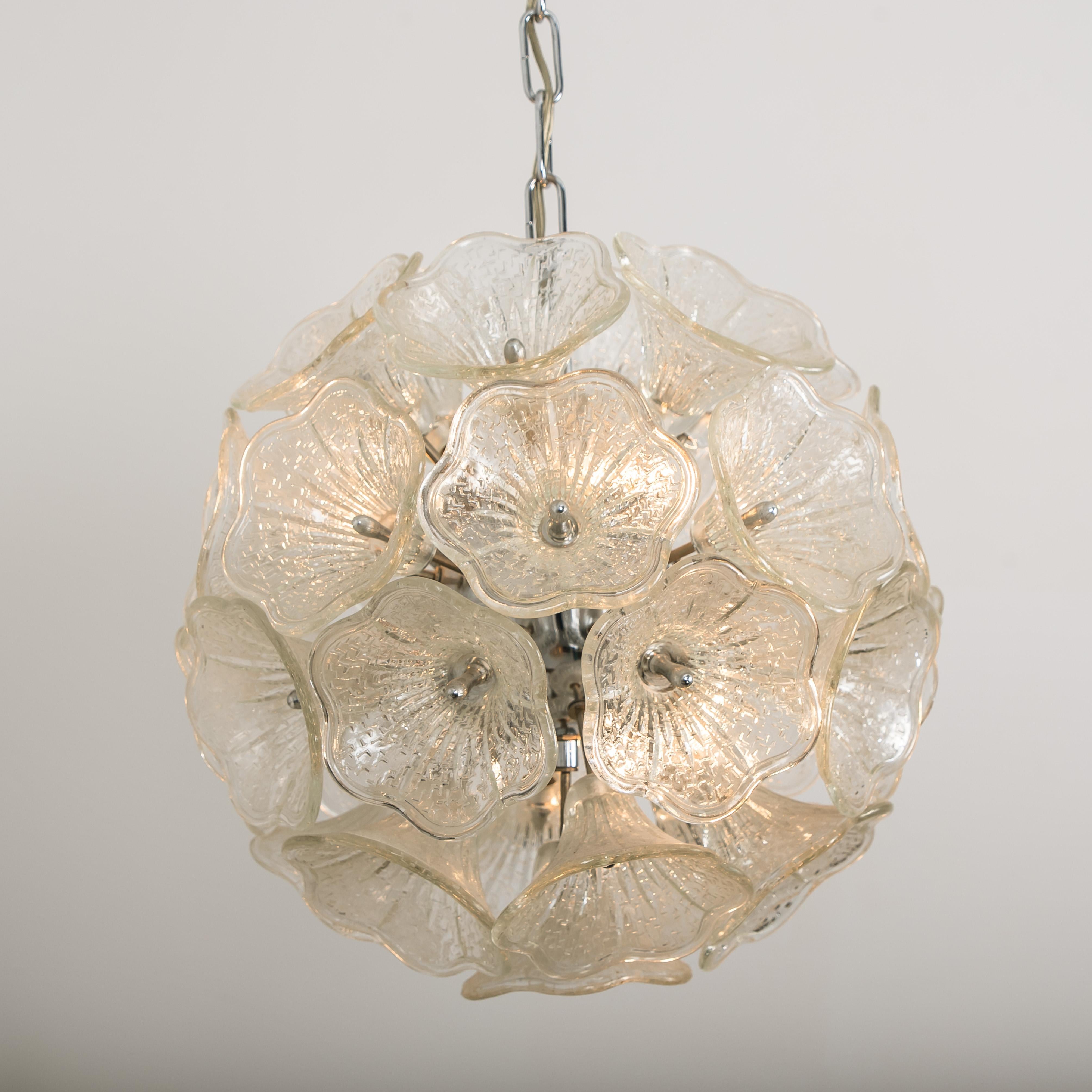 Gorgeous spherical Sputnik chandelier with 31 hand blown Murano glass flowers on a chrome structure.
Made in in the 1960s, in the style of Venini.

Checked and cleaned, in original excellent working and vintage condition. The rods can be adjusted