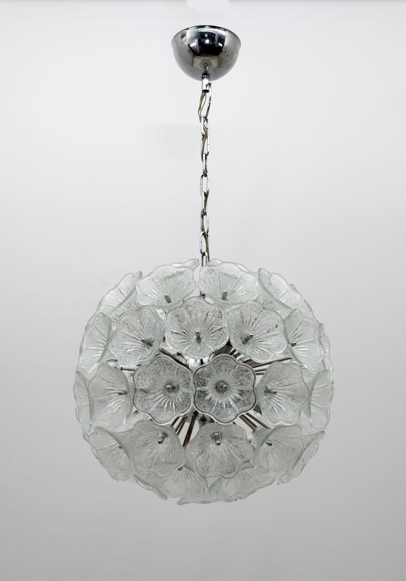 Murano Glas Sputnik Flower Kronleuchter Venini Style, Italien. Mit Blumen aus gemustertem Glas und verchromtem Metallrahmen. Ein schöner, natürlicher und klarer Look wird zu einem Schmuckstück in Ihrem Wohnzimmer. In gutem Originalzustand.