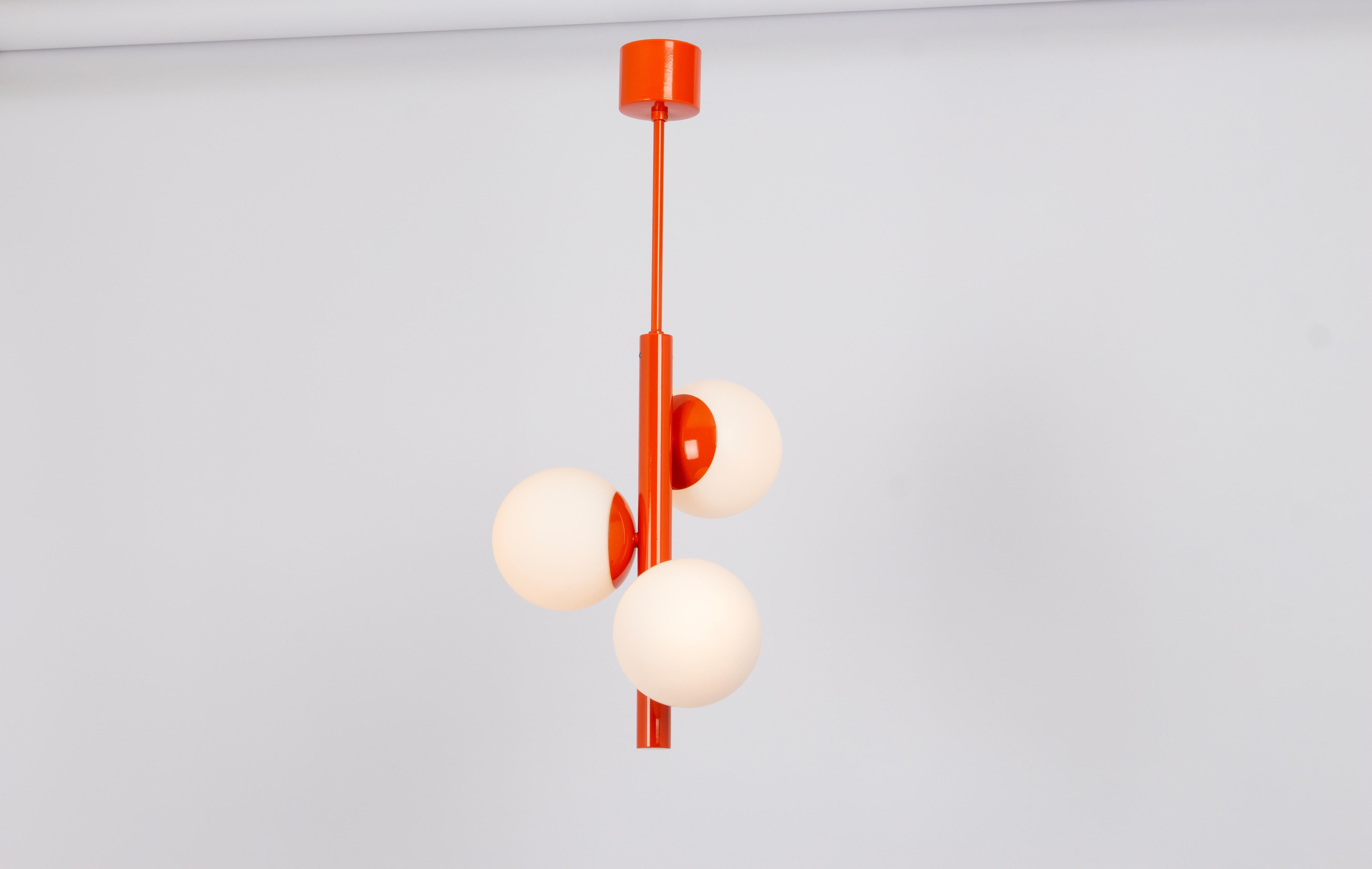 Fin du 20e siècle Lampe à suspension orange Spoutnik, verre opale, Allemagne, 1970 en vente