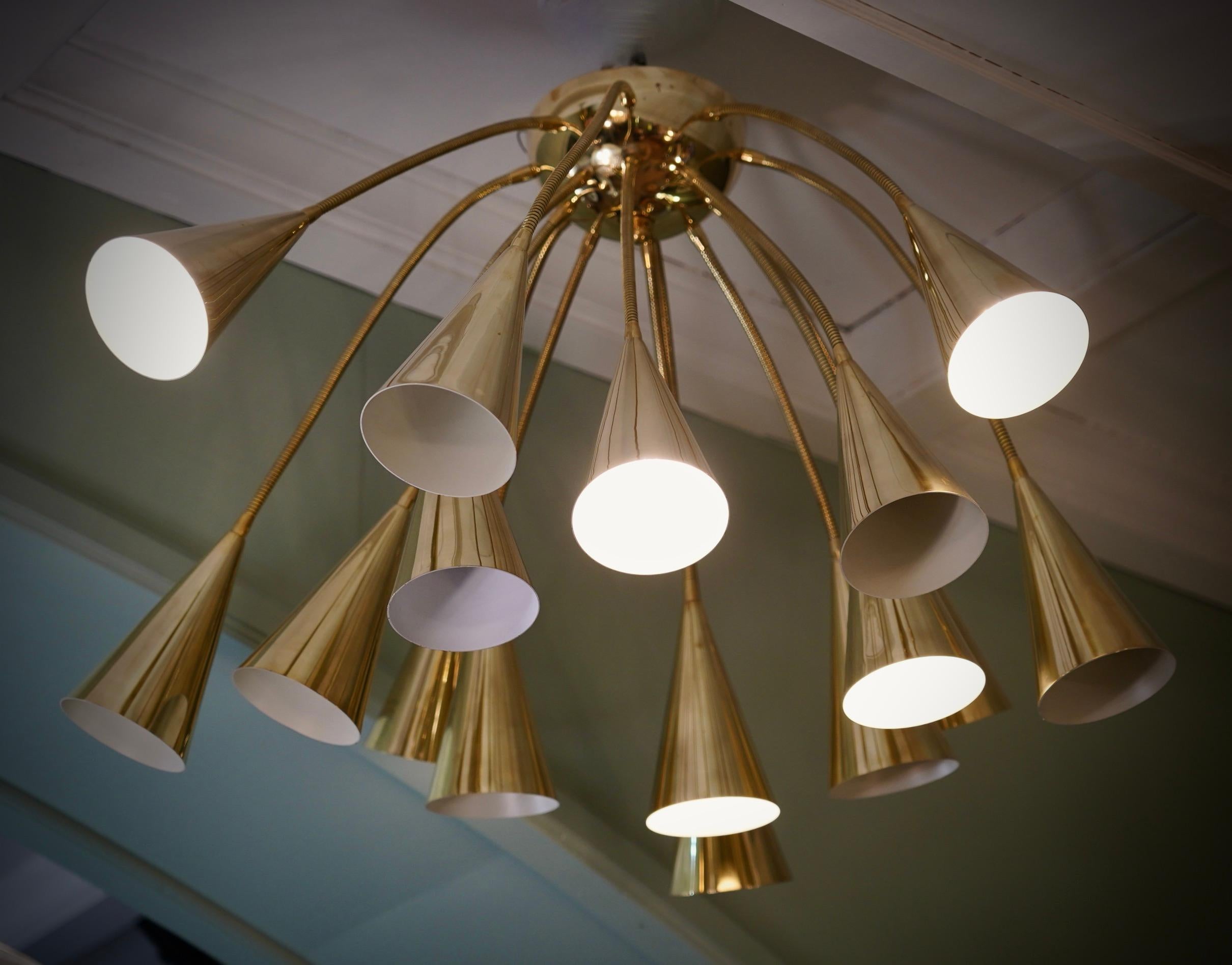 Truly incredible design for this chandelier from the 70s, due to the very particular shape of these long brass rods which can be positioned as desired. Very elegant, it will furnish and decorate your entire room.

The chandelier has the shape of a