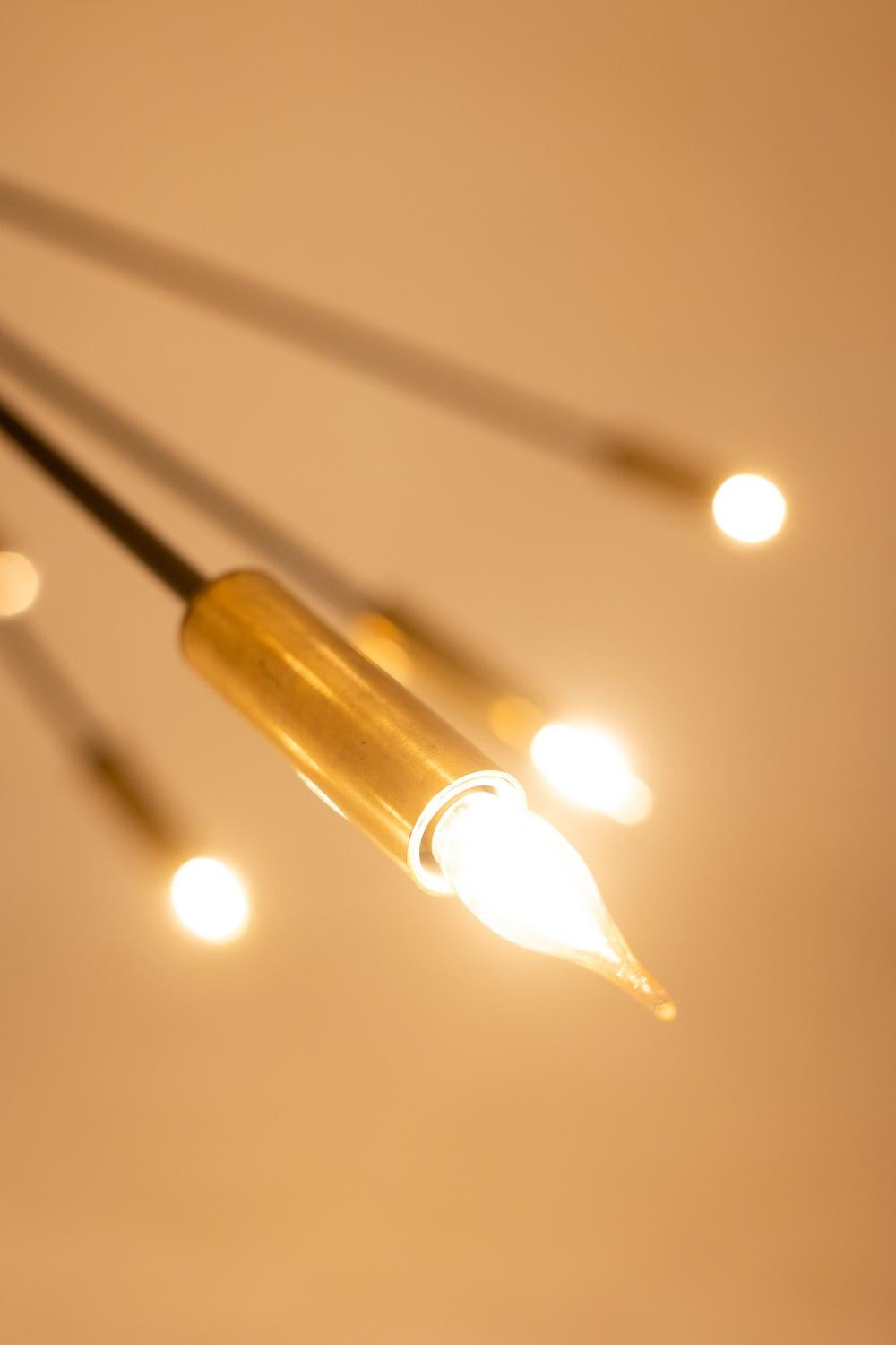 Sputnik-Kronleuchter aus patiniertem, vergoldetem Messing und schwarzem Lack. im Angebot 5