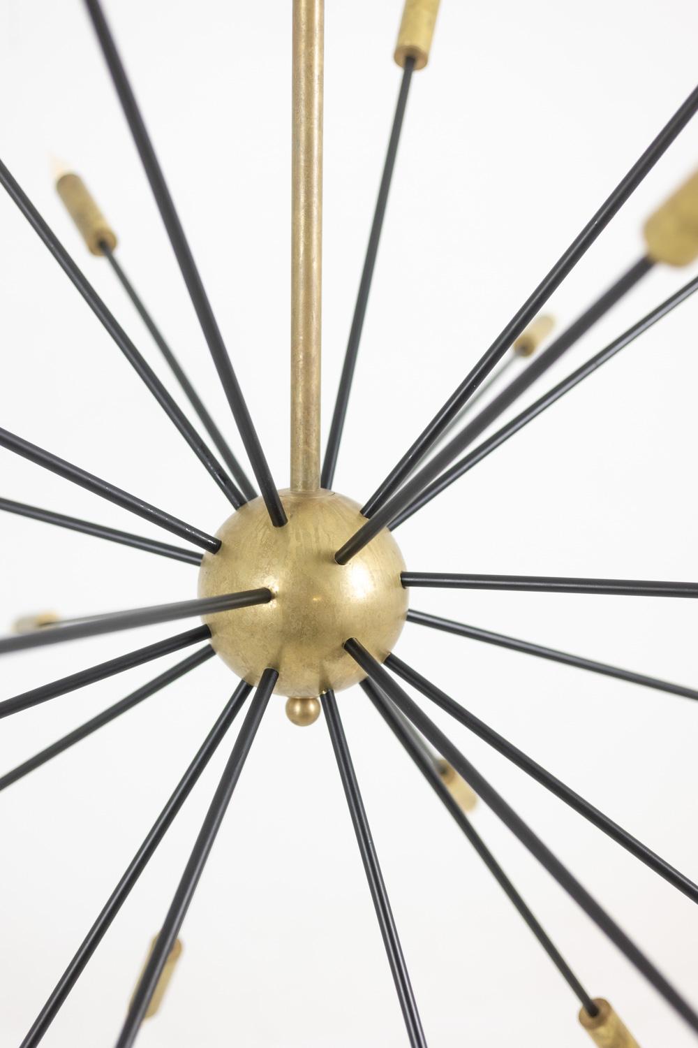 Sputnik-Kronleuchter aus patiniertem, vergoldetem Messing und schwarzem Lack.

Zeitgenössische italienische Handwerkskunst, kleine Serien.

Abmessungen: H 145 x T 160 cm

Referenz: LS64501609P