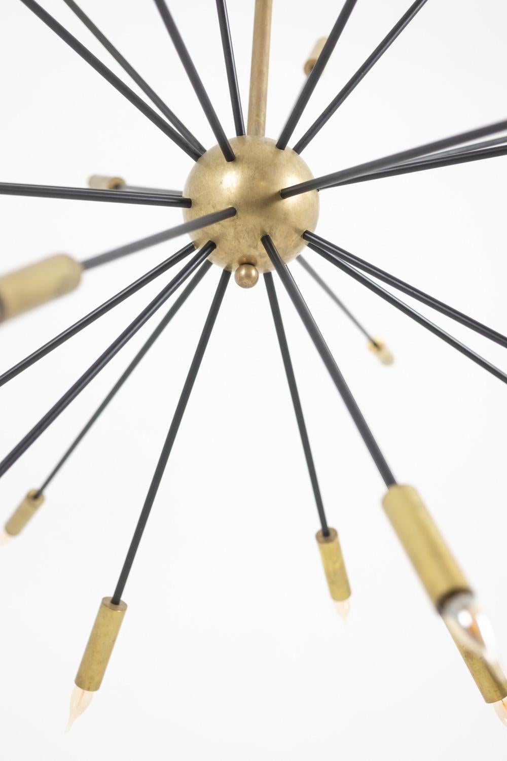 Sputnik-Kronleuchter aus patiniertem, vergoldetem Messing und schwarzem Lack. (Italienisch) im Angebot
