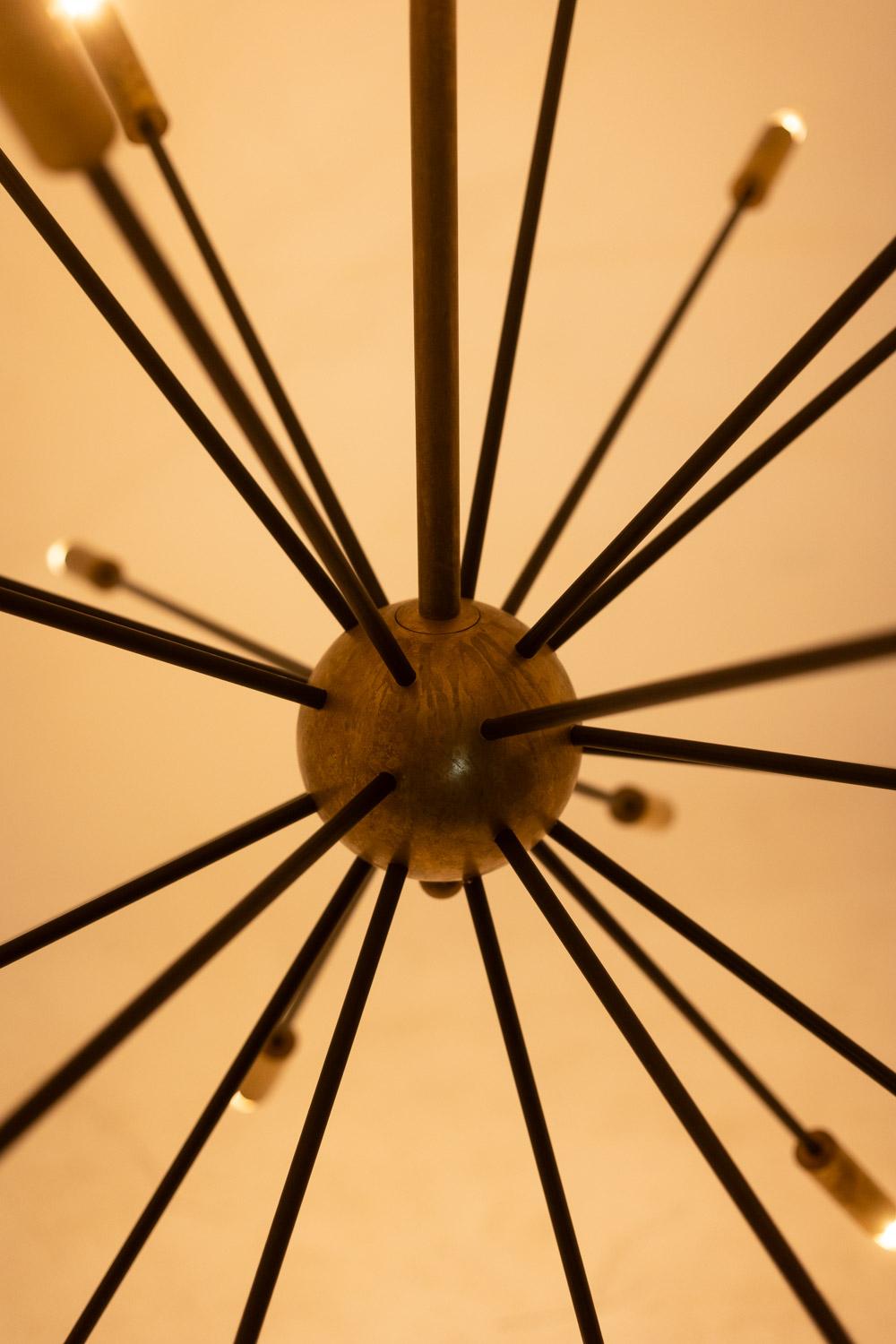 Sputnik-Kronleuchter aus patiniertem, vergoldetem Messing und schwarzem Lack. im Angebot 2