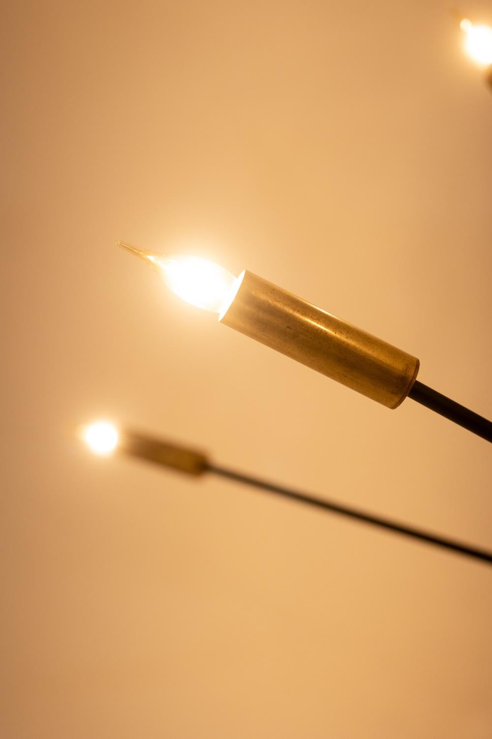 Sputnik-Kronleuchter aus patiniertem, vergoldetem Messing und schwarzem Lack. im Angebot 3