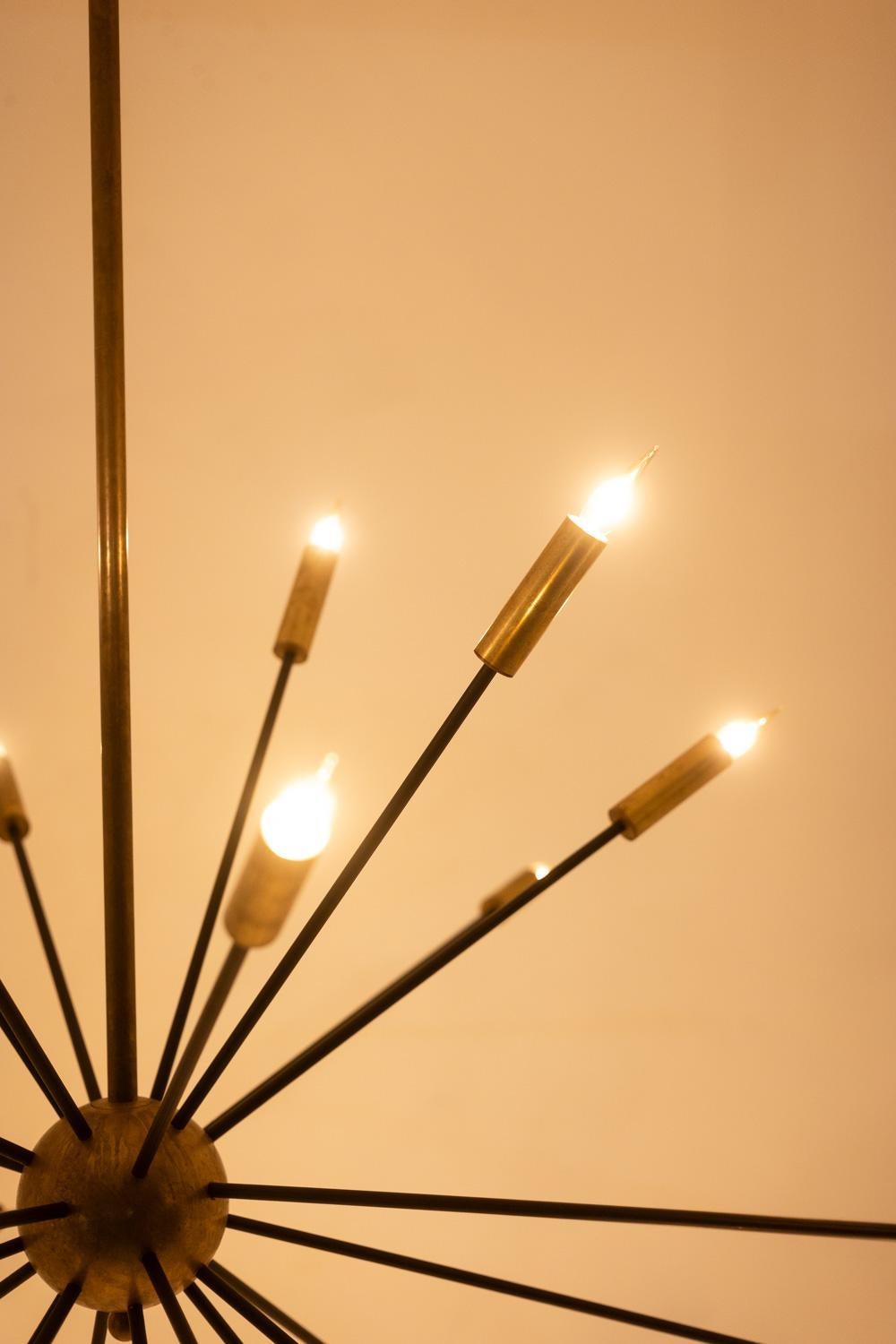 Sputnik-Kronleuchter aus patiniertem, vergoldetem Messing und schwarzem Lack. im Angebot 4