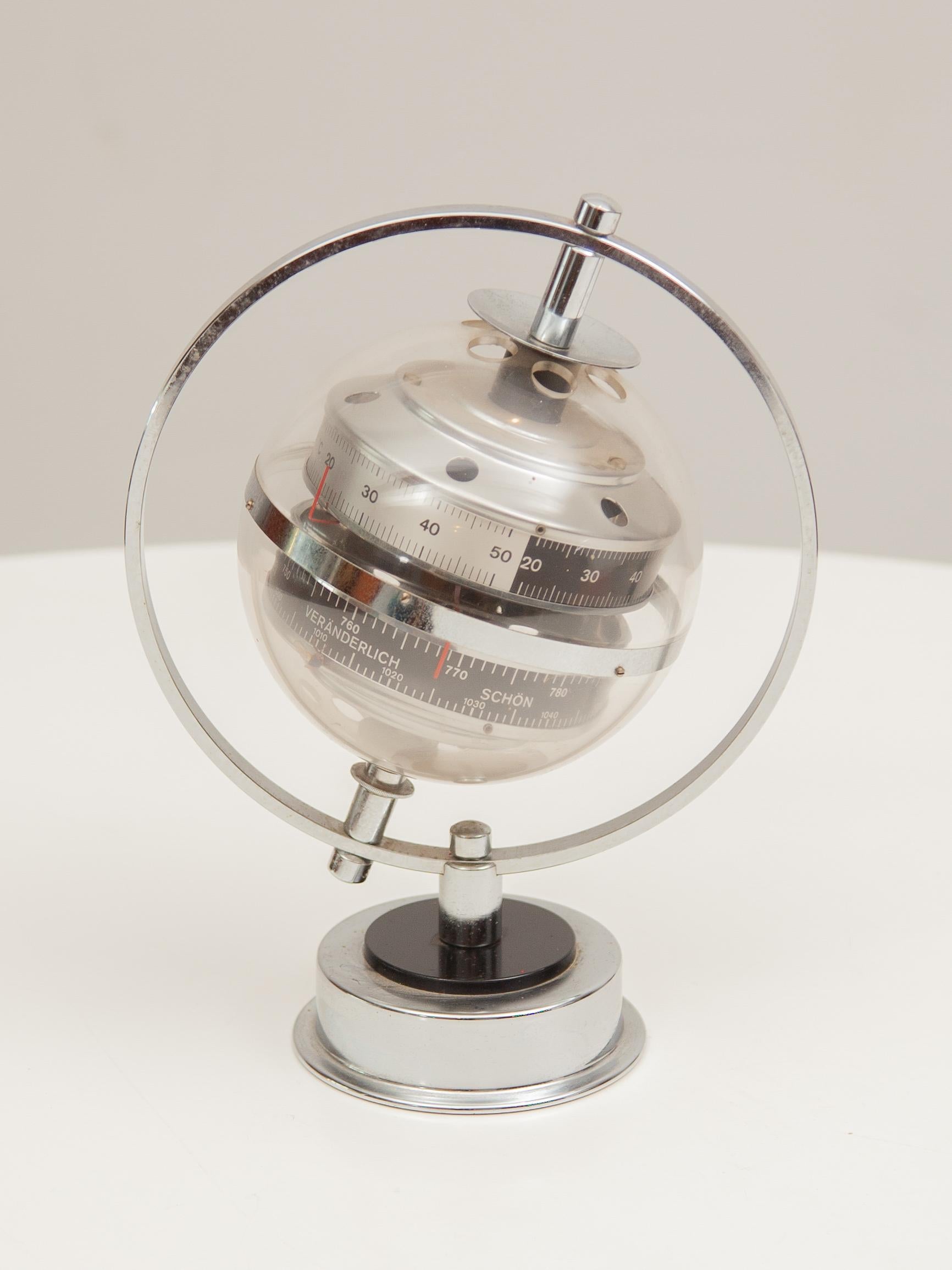 Stazione meteorologica Midcentury Modern Age realizzata da Huger negli anni '60, composta da un termometro, un igrometro e un barometro realizzati nella Germania dell'Ovest, la stazione meteorologica è composta da una struttura in acciaio cromato,