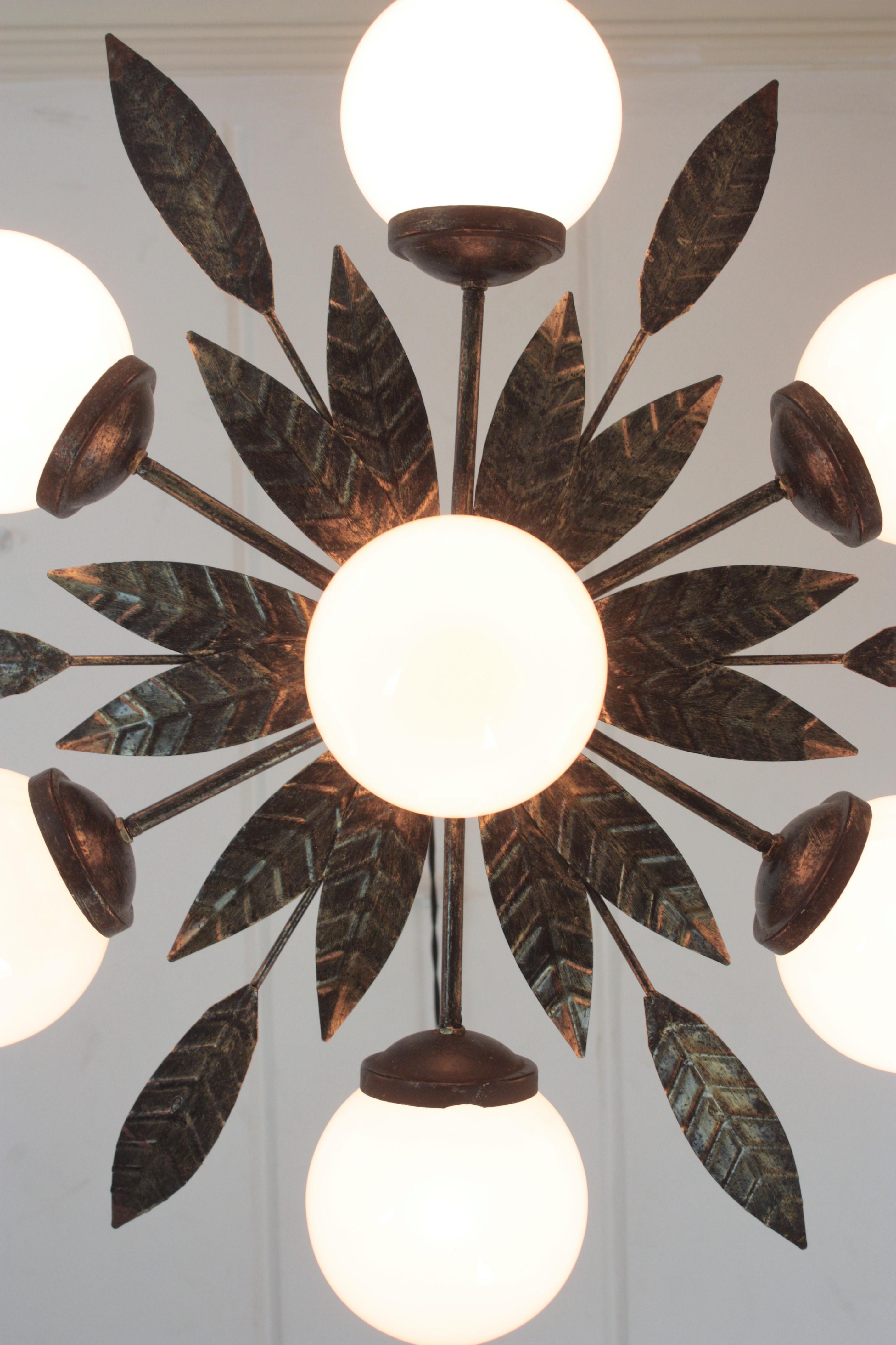 Lampadario Sputnik Starburst in ferro battuto dorato con globi di vetro opalino in vendita 3