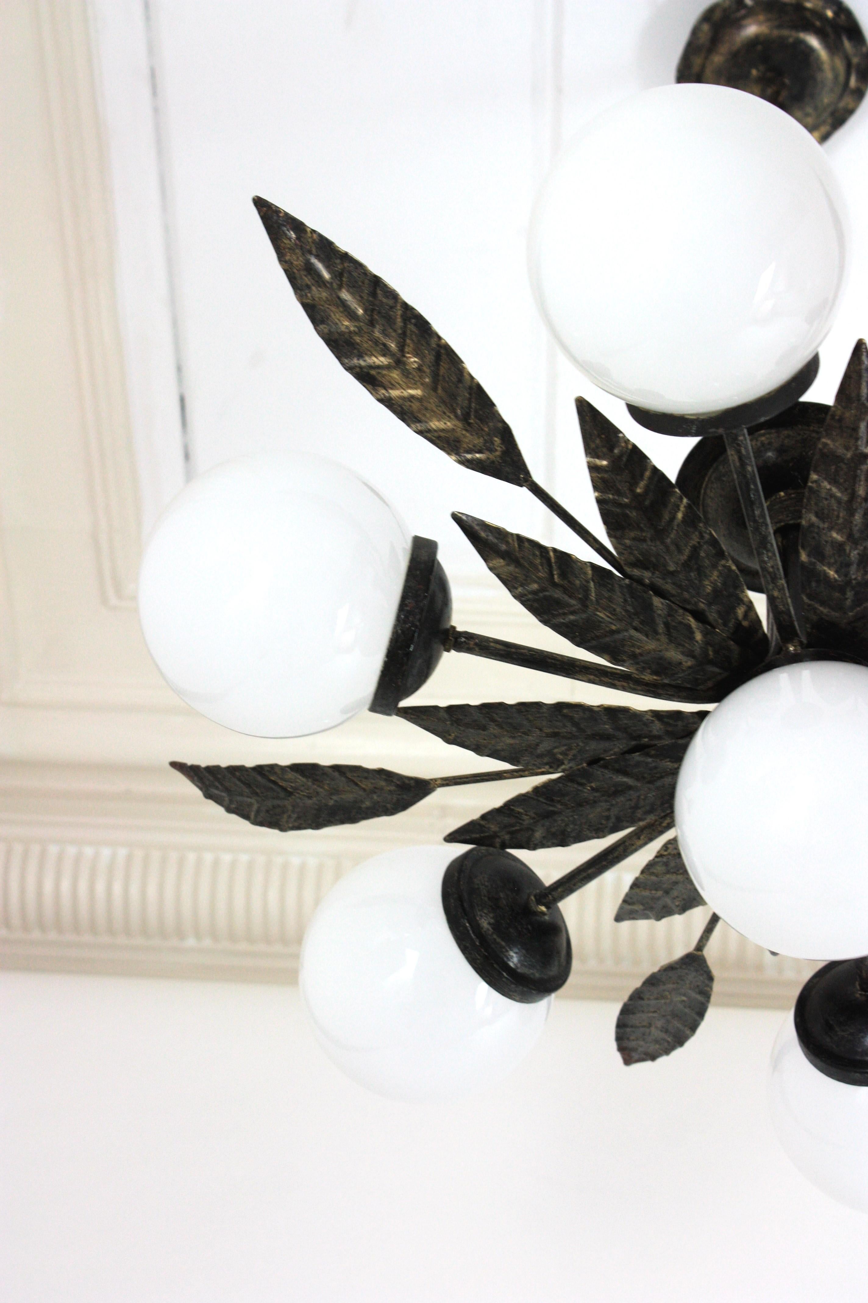 Lampadario Sputnik Starburst in ferro battuto dorato con globi di vetro opalino in vendita 5