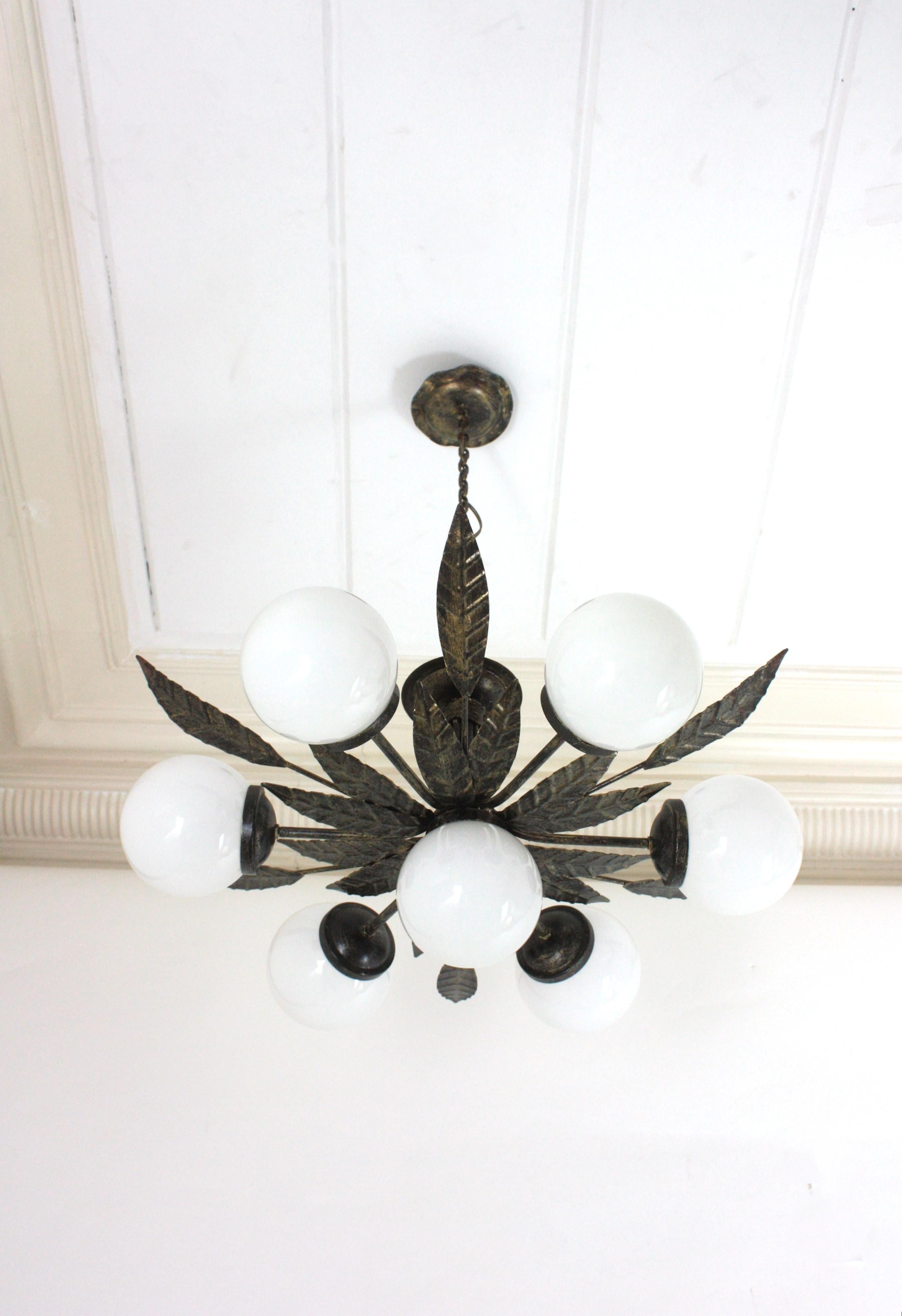 Lampadario Sputnik Starburst in ferro battuto dorato con globi di vetro opalino in vendita 7