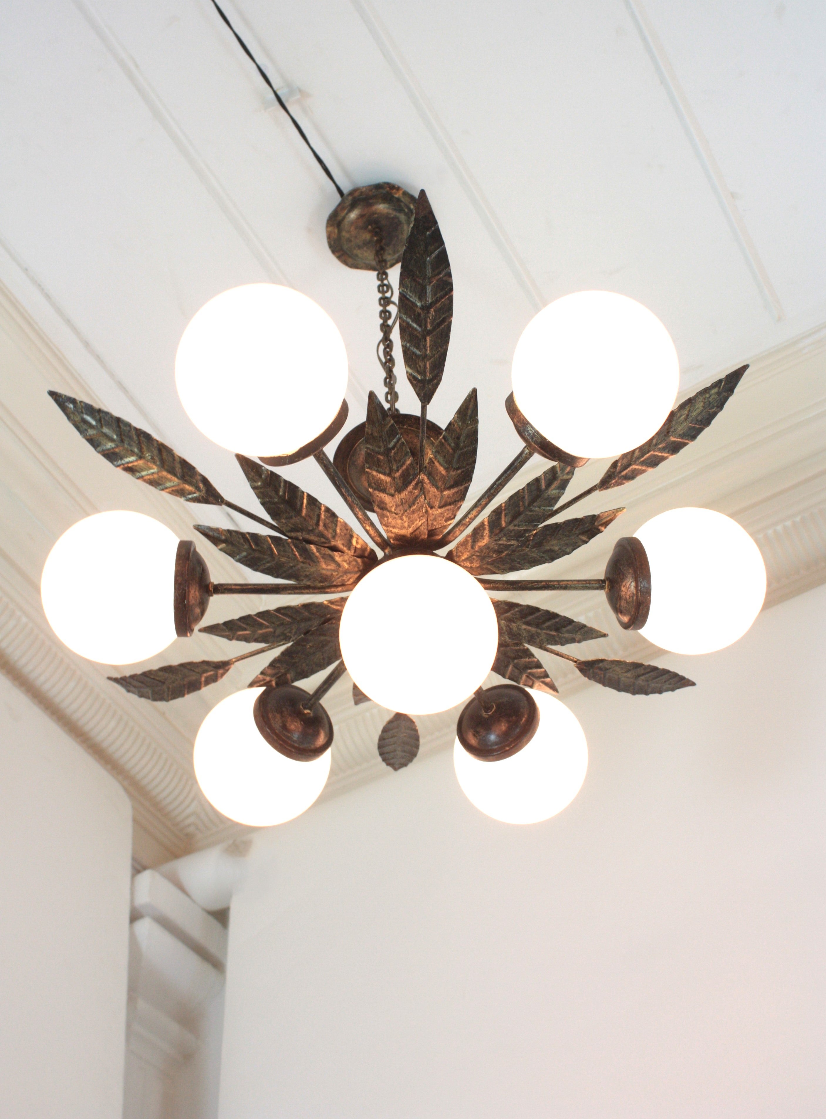 Lampadario Sputnik Starburst in ferro battuto dorato con globi di vetro opalino in vendita 9