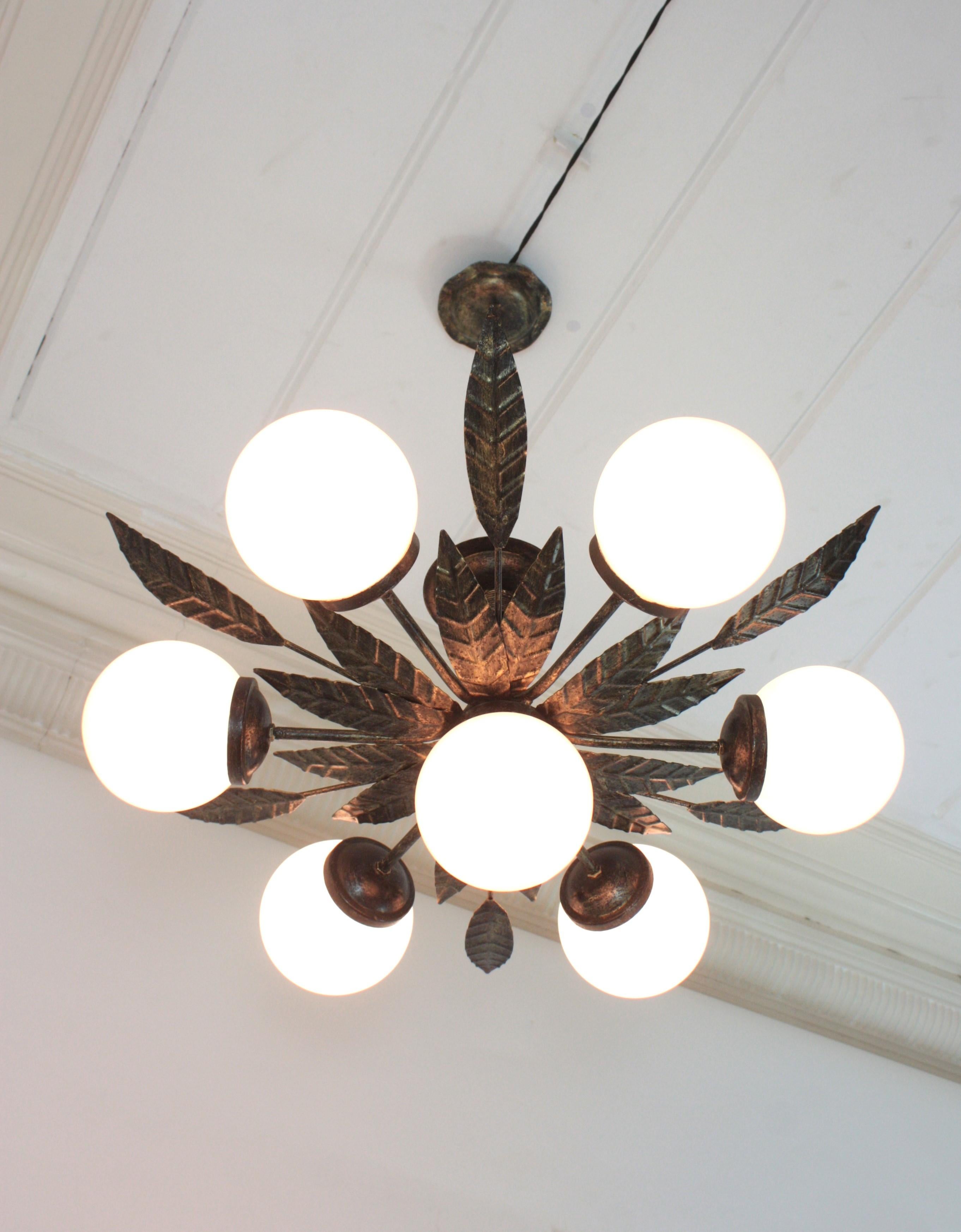 Mid-Century moderno Lampadario Sputnik Starburst in ferro battuto dorato con globi di vetro opalino in vendita
