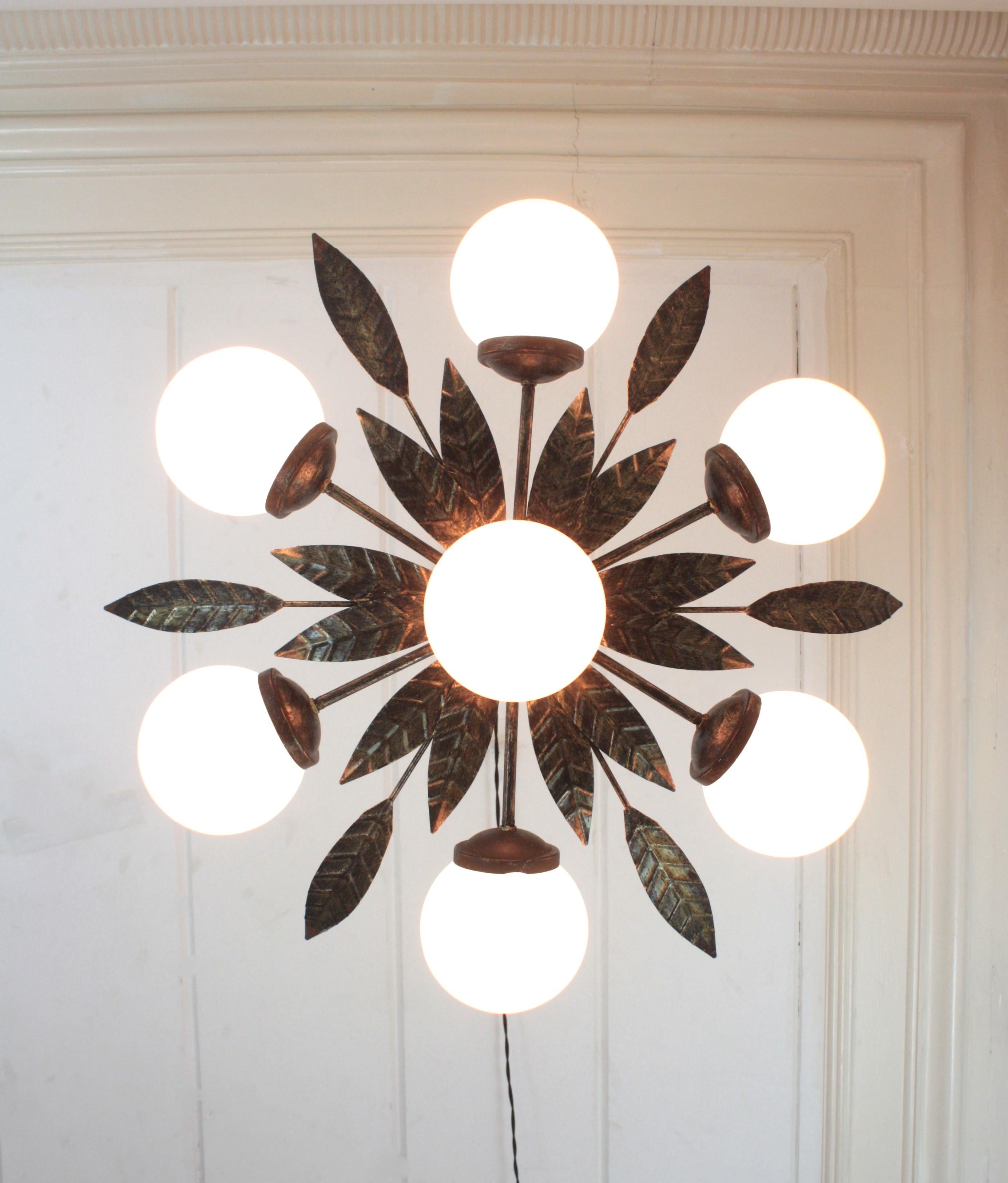 XX secolo Lampadario Sputnik Starburst in ferro battuto dorato con globi di vetro opalino in vendita
