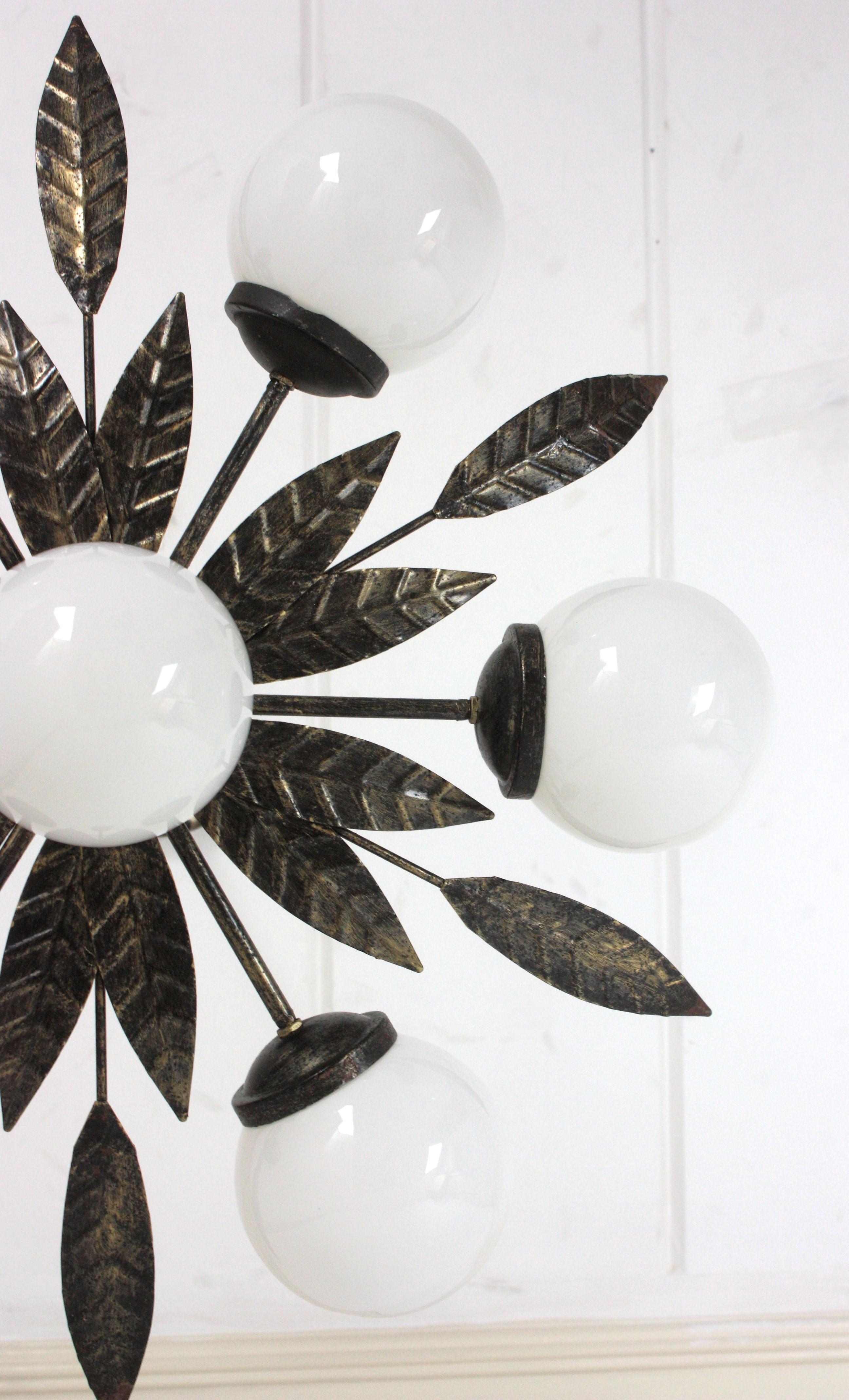Lampadario Sputnik Starburst in ferro battuto dorato con globi di vetro opalino in vendita 1