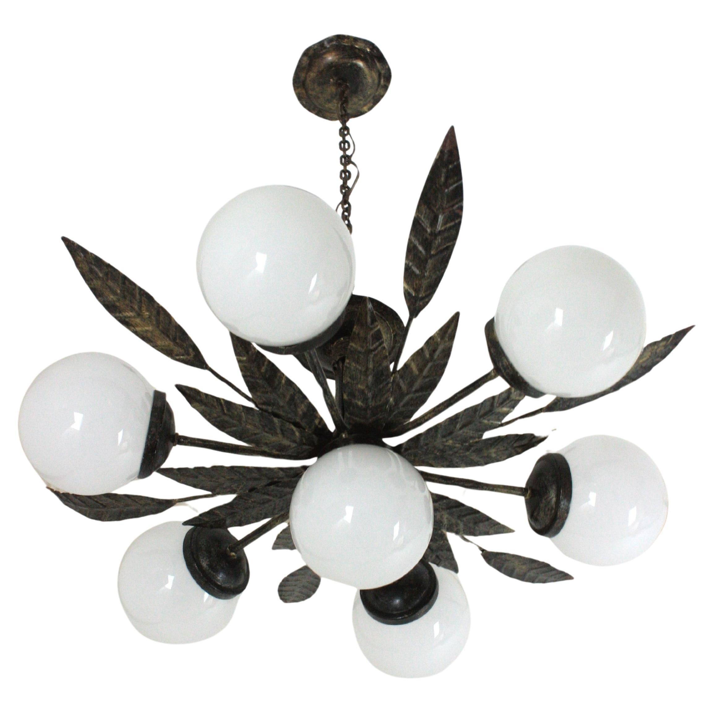 Lustre Sputnik en fer forgé doré avec globes en verre opalin