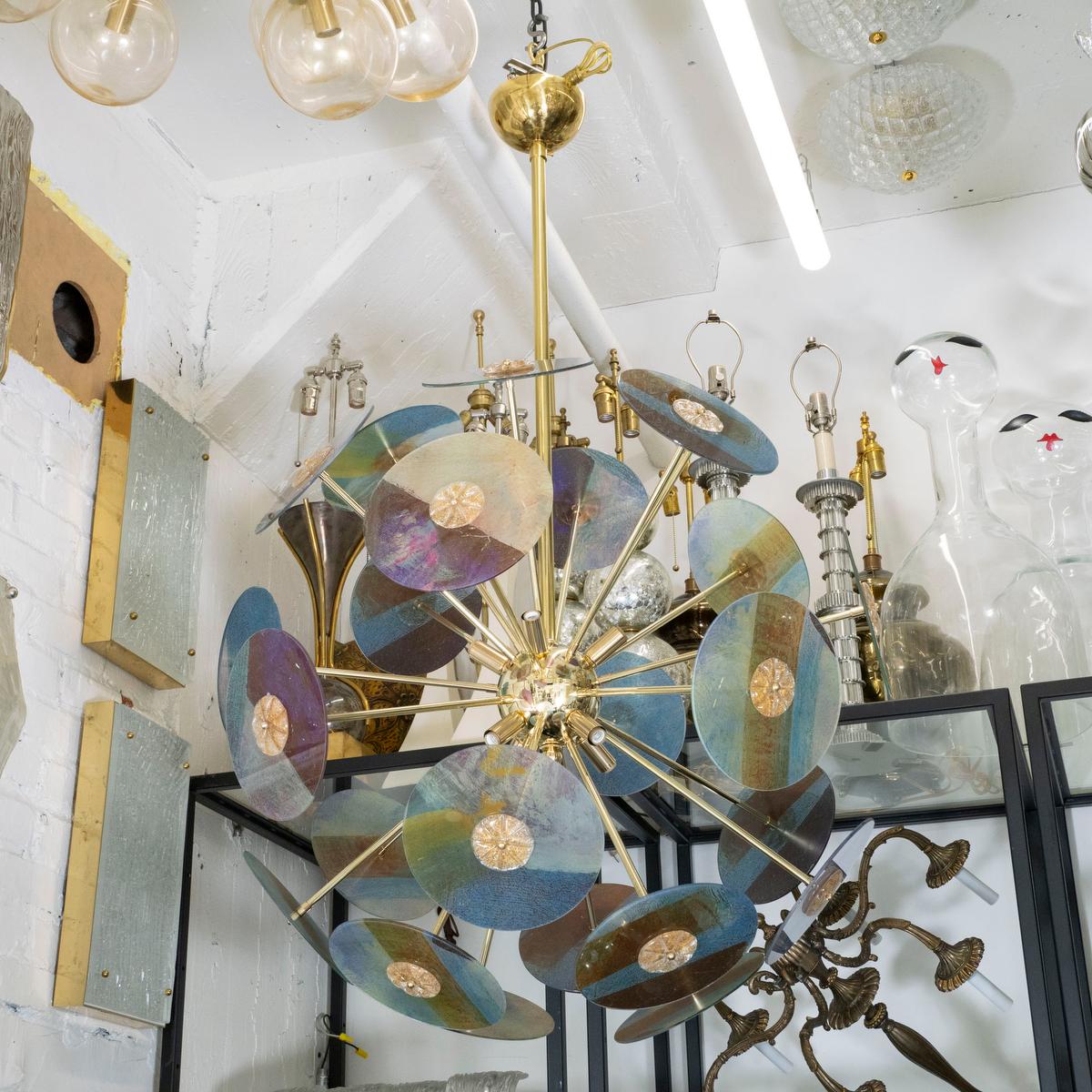 Großer Kronleuchter im Sputnik-Stil aus Messing mit mehrfarbigen, geätzten Glasscheiben.