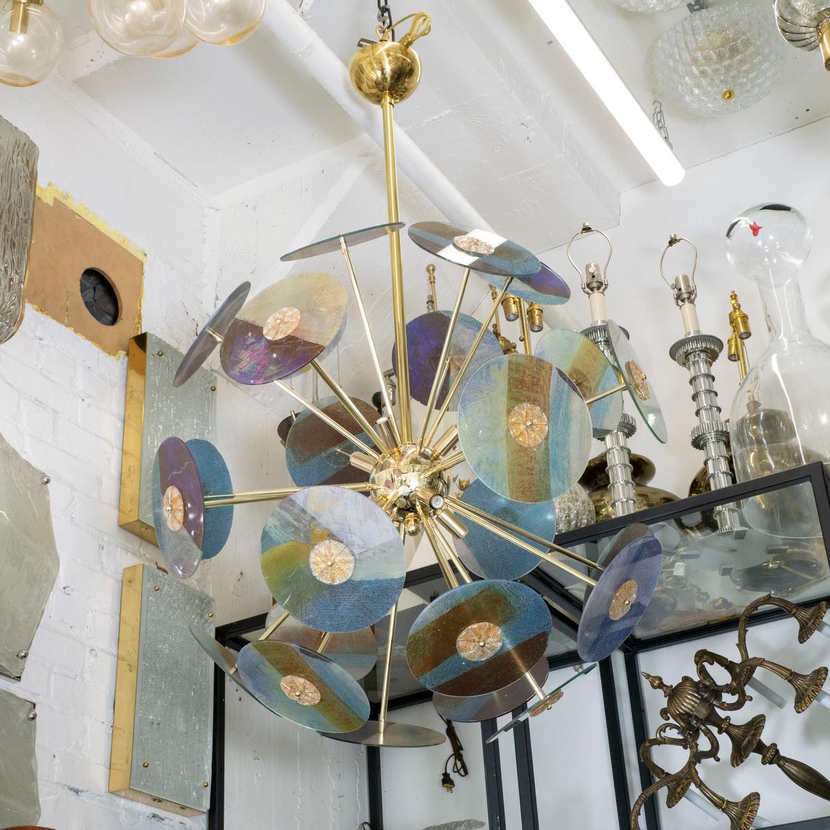 Kronleuchter im Sputnik-Stil mit mehrfarbigen, säuregeätzten Glasscheiben (Moderne der Mitte des Jahrhunderts) im Angebot