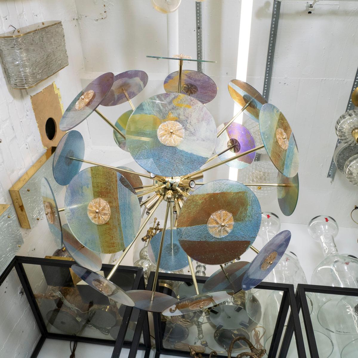 Kronleuchter im Sputnik-Stil mit mehrfarbigen, säuregeätzten Glasscheiben (Messing) im Angebot