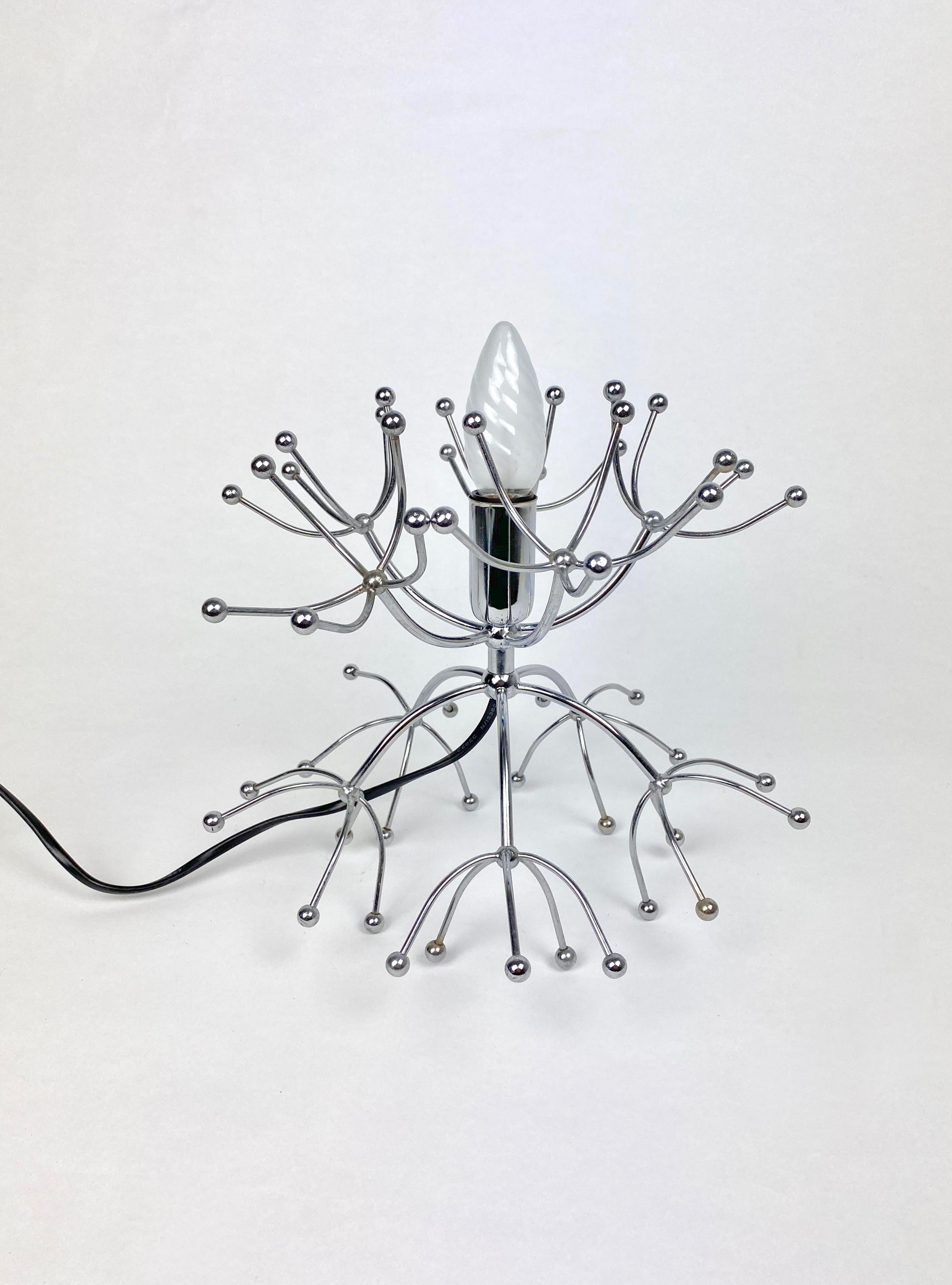 Lampe de table Sputnik en chrome du designer italien G. Sciolari. Fabriqué en Italie dans les années 1960.